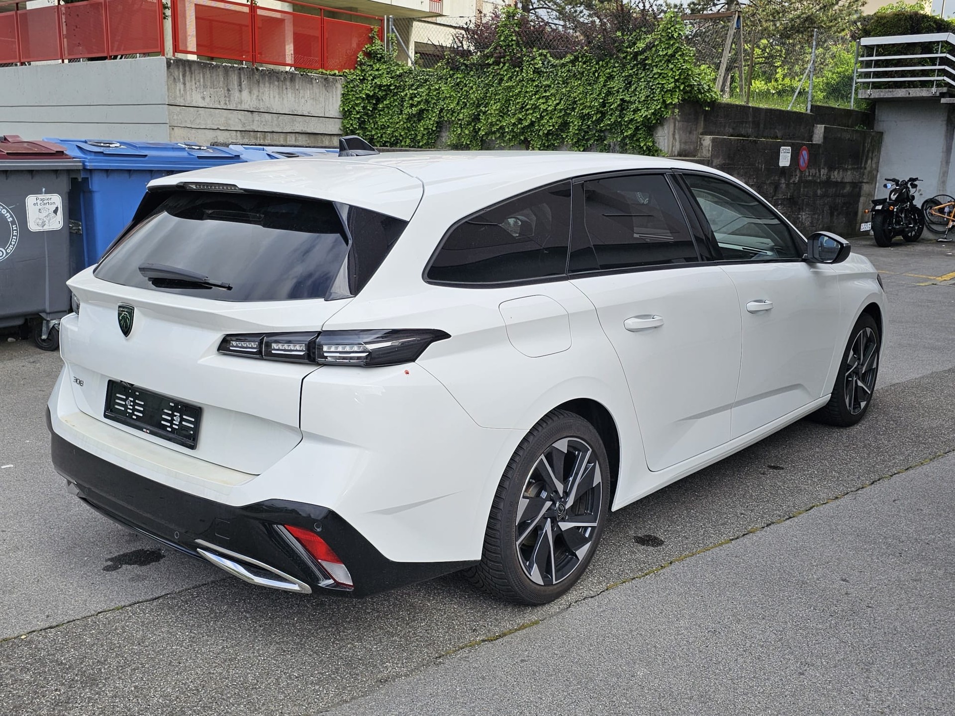 PEUGEOT 308 SW 1.5 BlueHDI Allure Pack EAT8-showroom-element-3