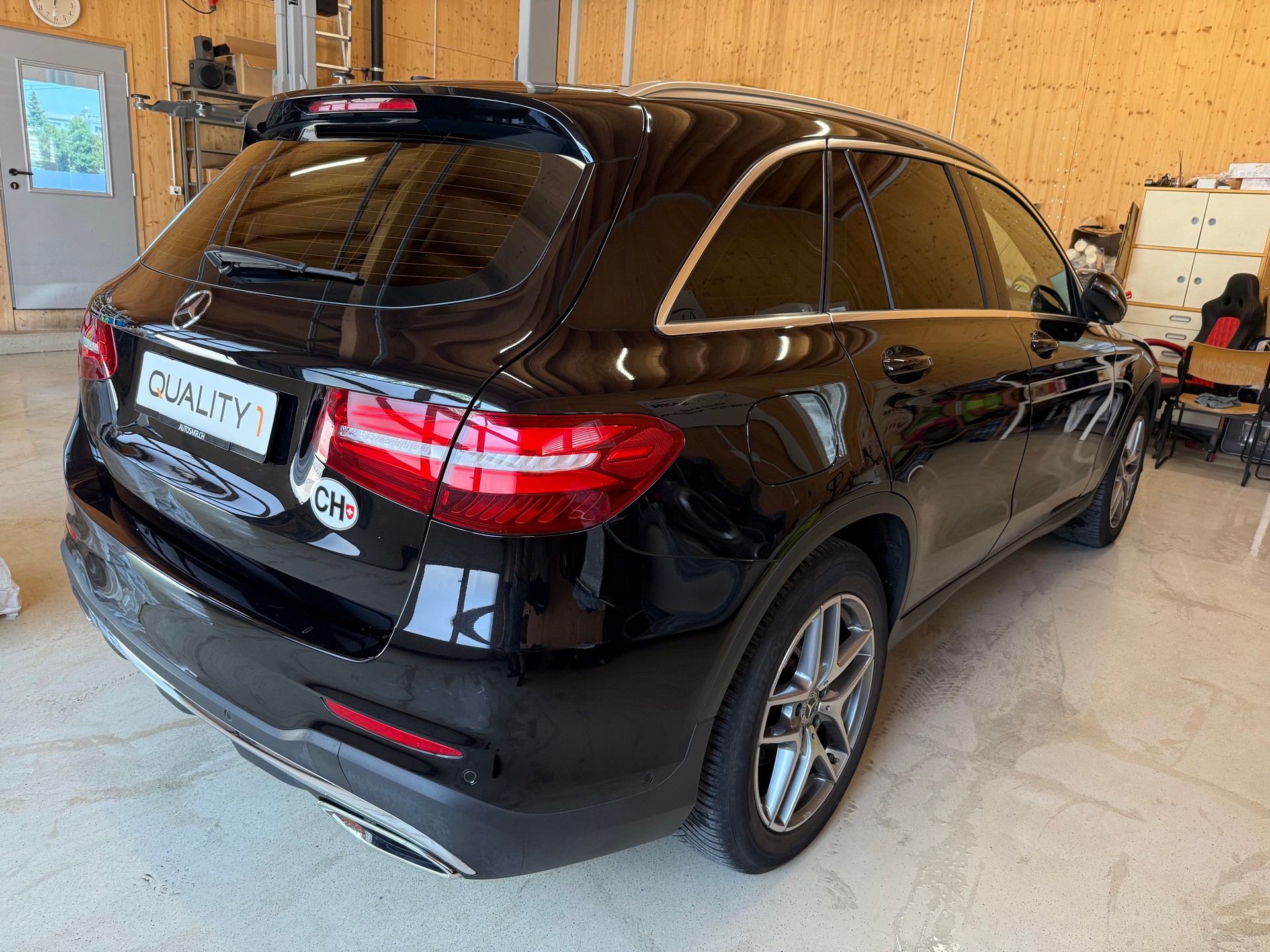 MERCEDES-BENZ GLC 220 d AMG Line 4Matic 9G-Tronic-showroom-element-3