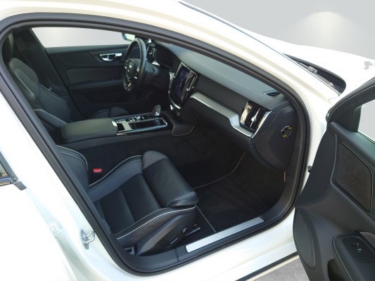 VOLVO V60 T8 eAWD R-Design-image-4