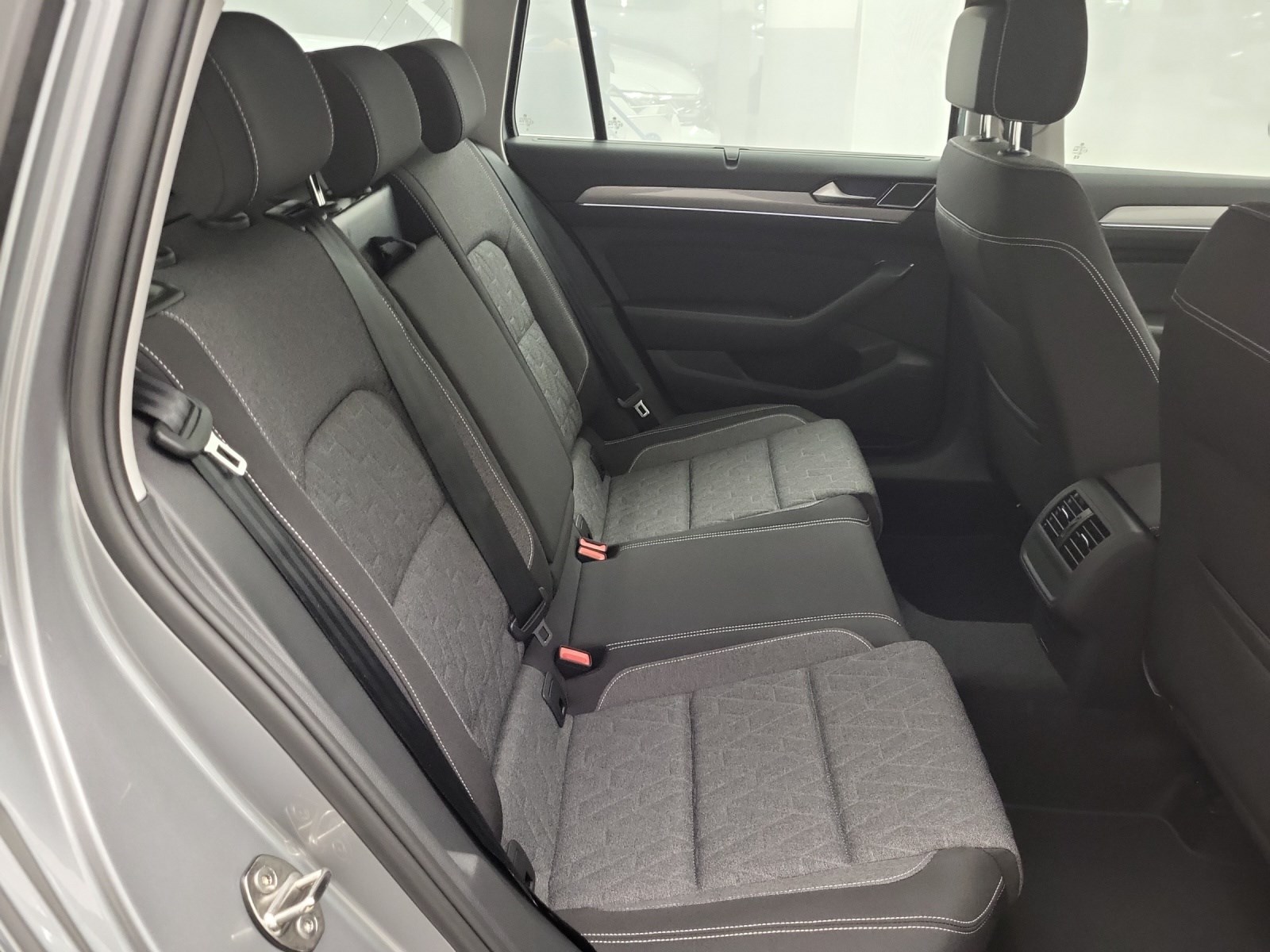 VW Passat Variant 2.0 TDI 150 Business DSG-image-9