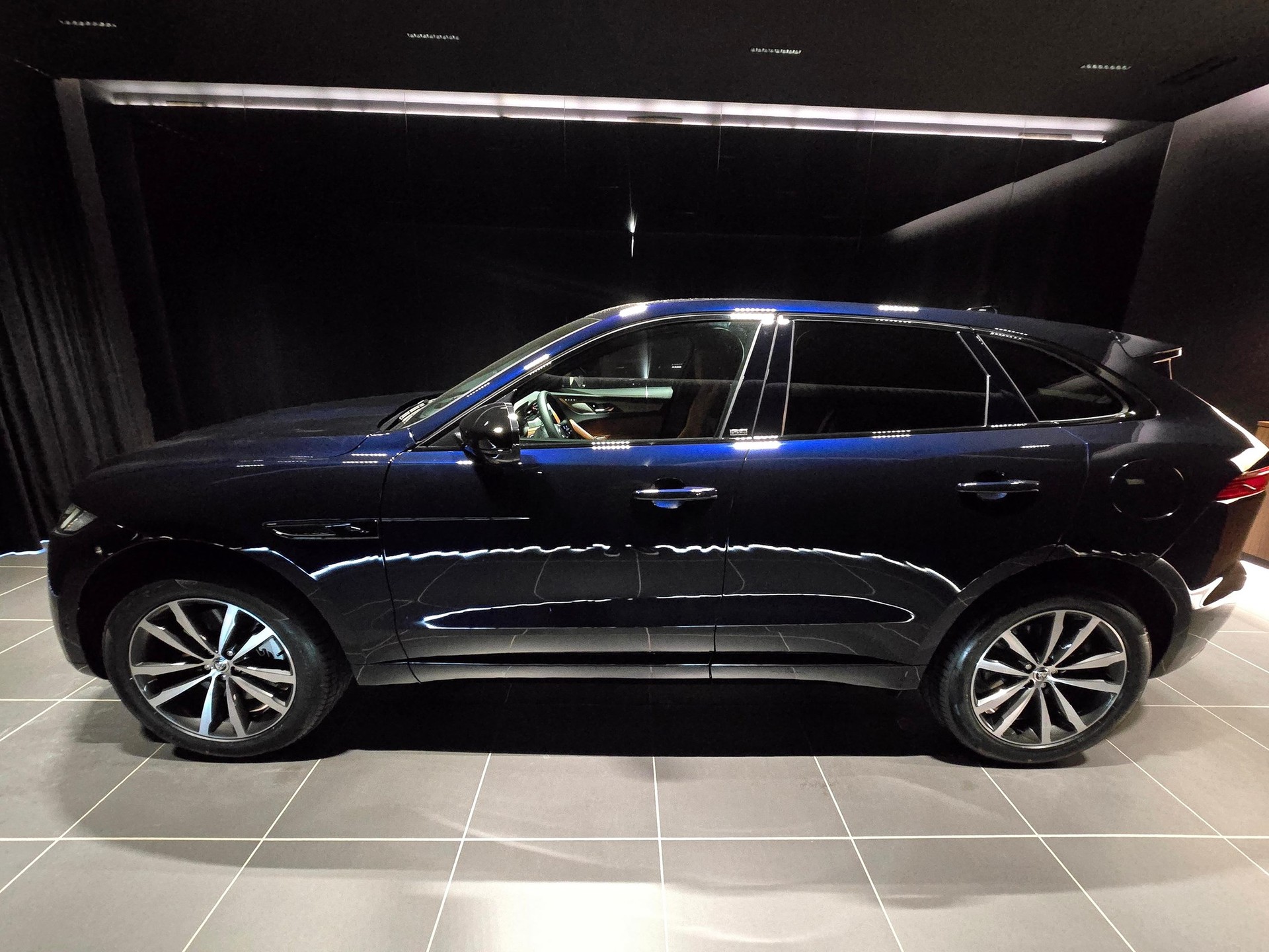 JAGUAR F-Pace 2.0 P400e R-Dynamic HSE 90th Anniversary Ed. AWD-showroom-element-1