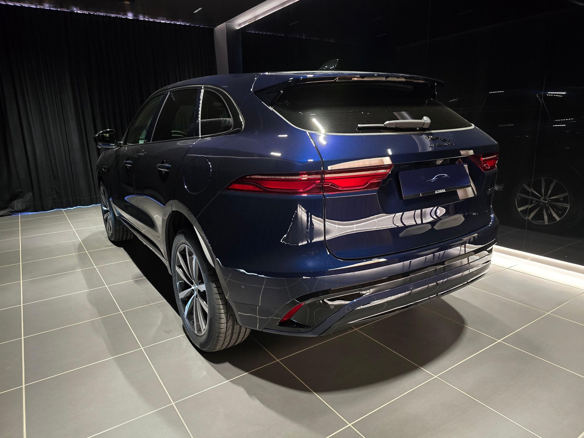 JAGUAR F-Pace 2.0 P400e R-Dynamic HSE 90th Anniversary Ed. AWD-showroom-element-2