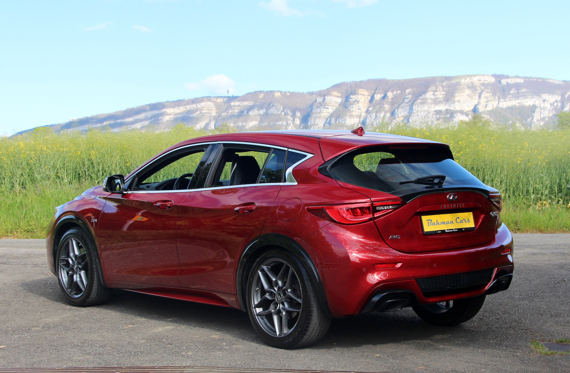 INFINITI Q30 2.0t Sport AWD DCT-showroom-element-1