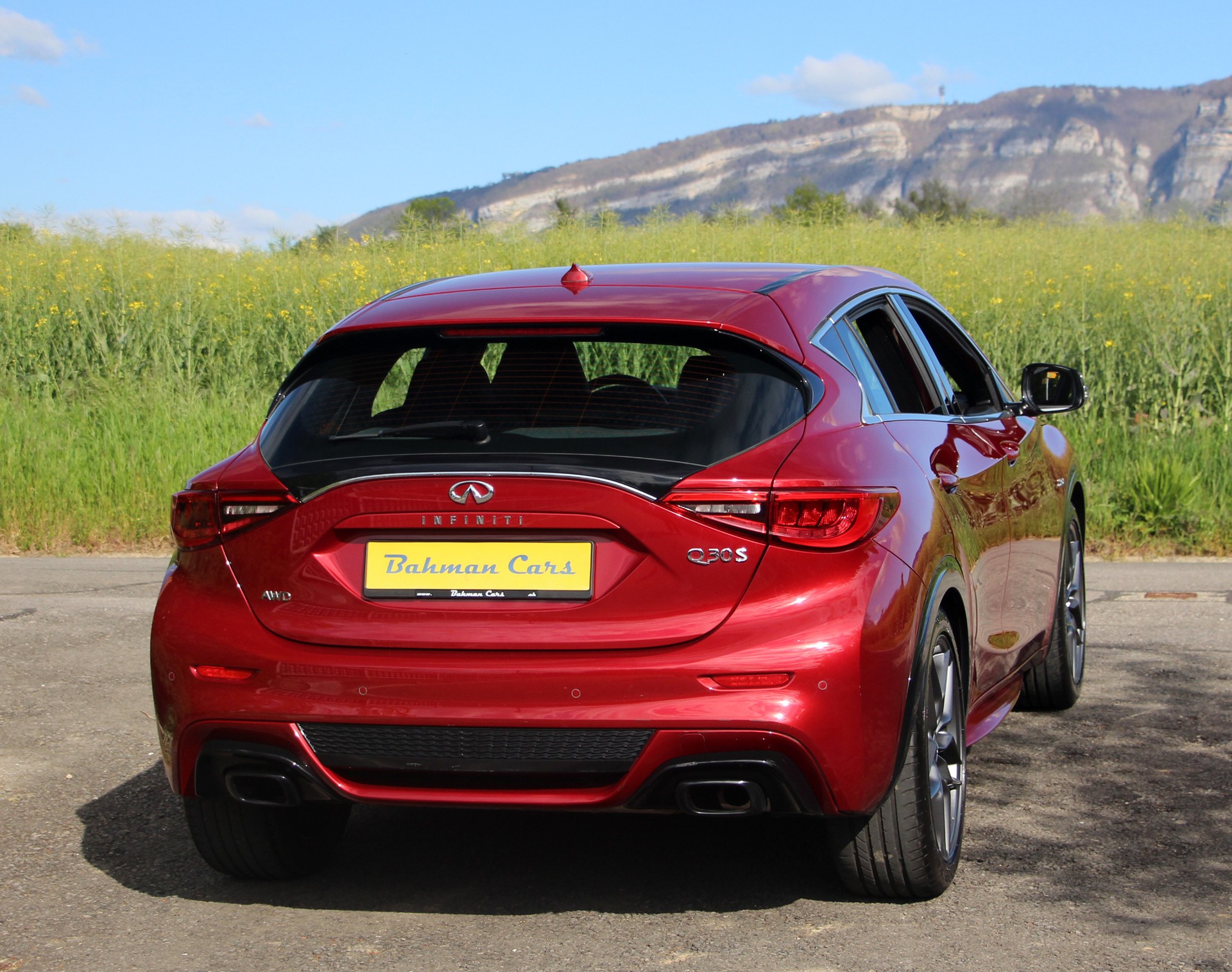 INFINITI Q30 2.0t Sport AWD DCT-showroom-element-3