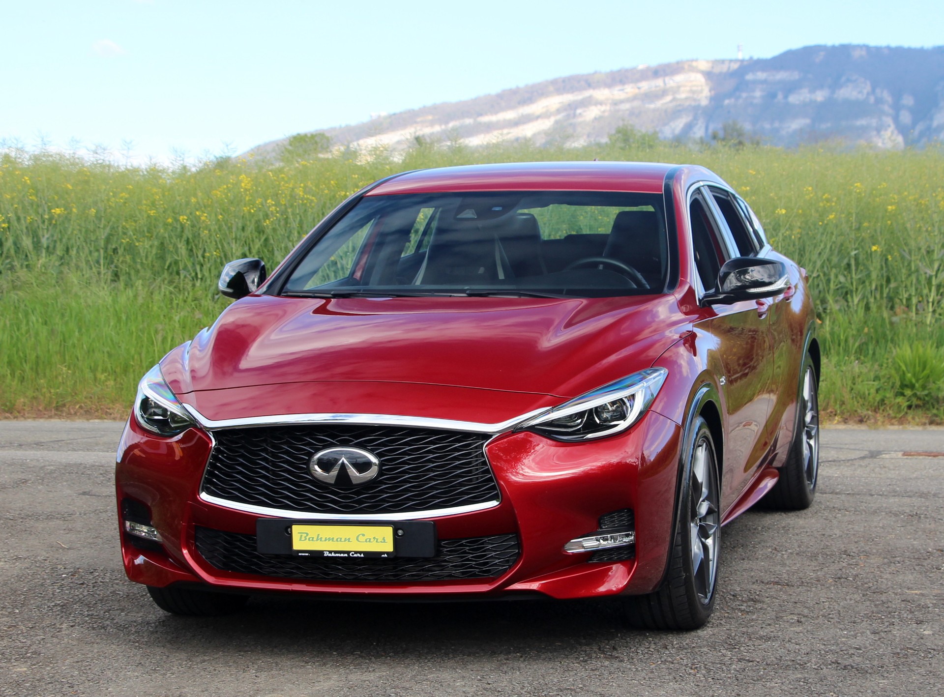 INFINITI Q30 2.0t Sport AWD DCT-showroom-element-2