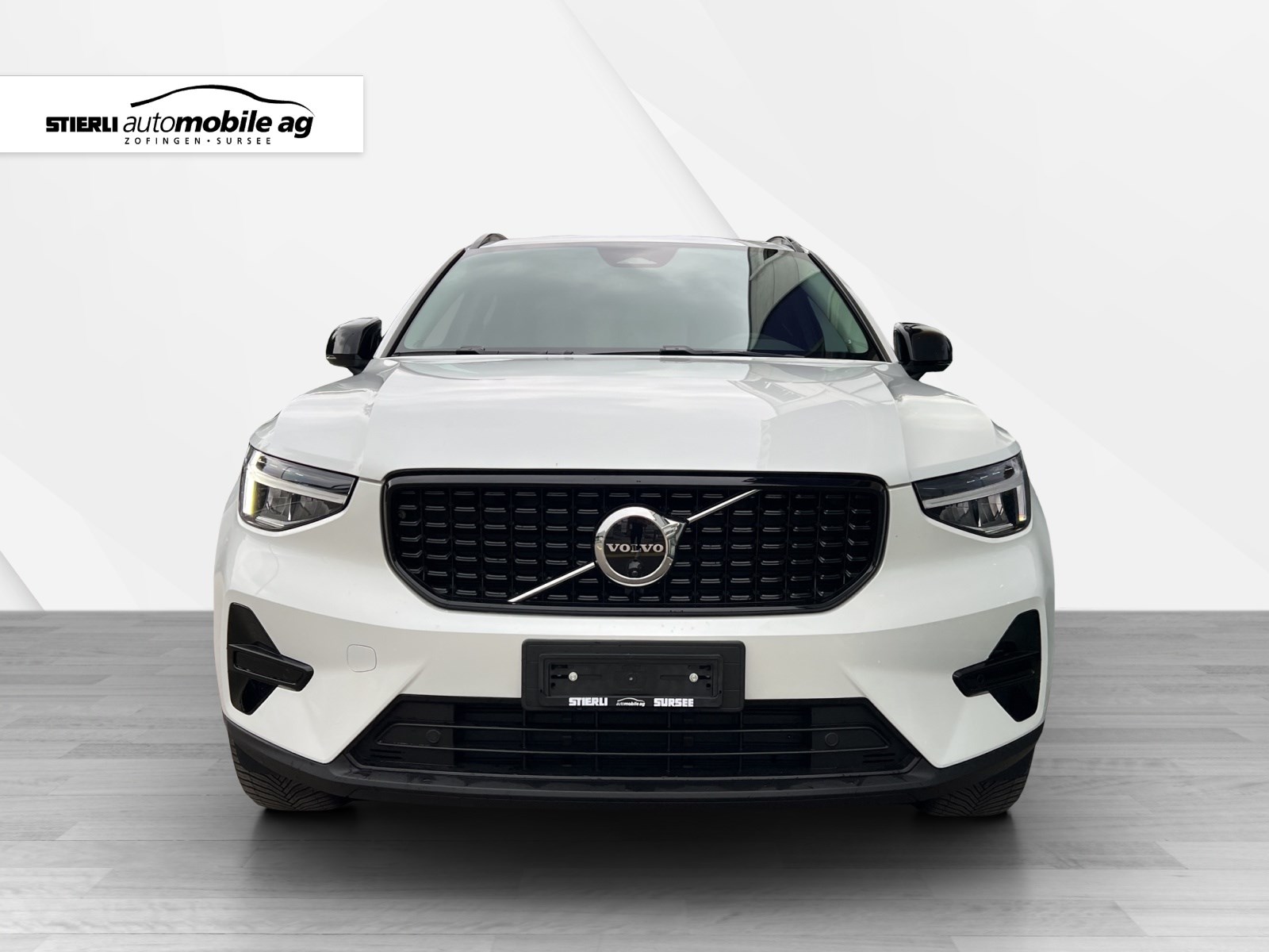 VOLVO XC40 2.0 B4 MH Plus Dark-showroom-element-1