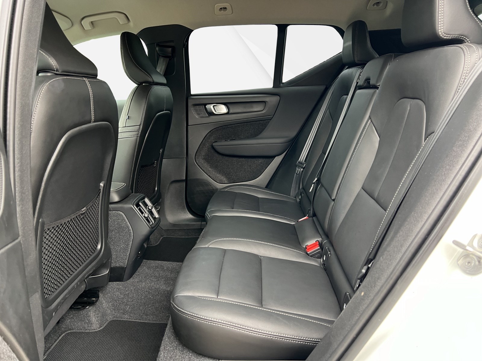 VOLVO XC40 2.0 B4 MH Plus Dark-image-13