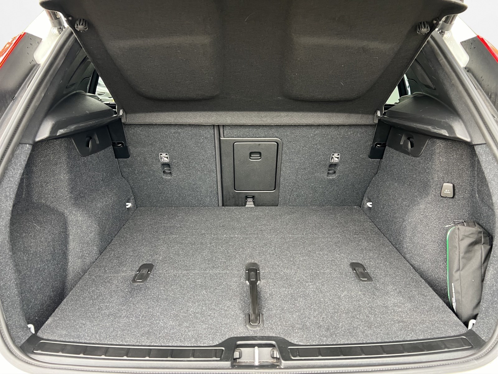 VOLVO XC40 2.0 B4 MH Plus Dark-image-14