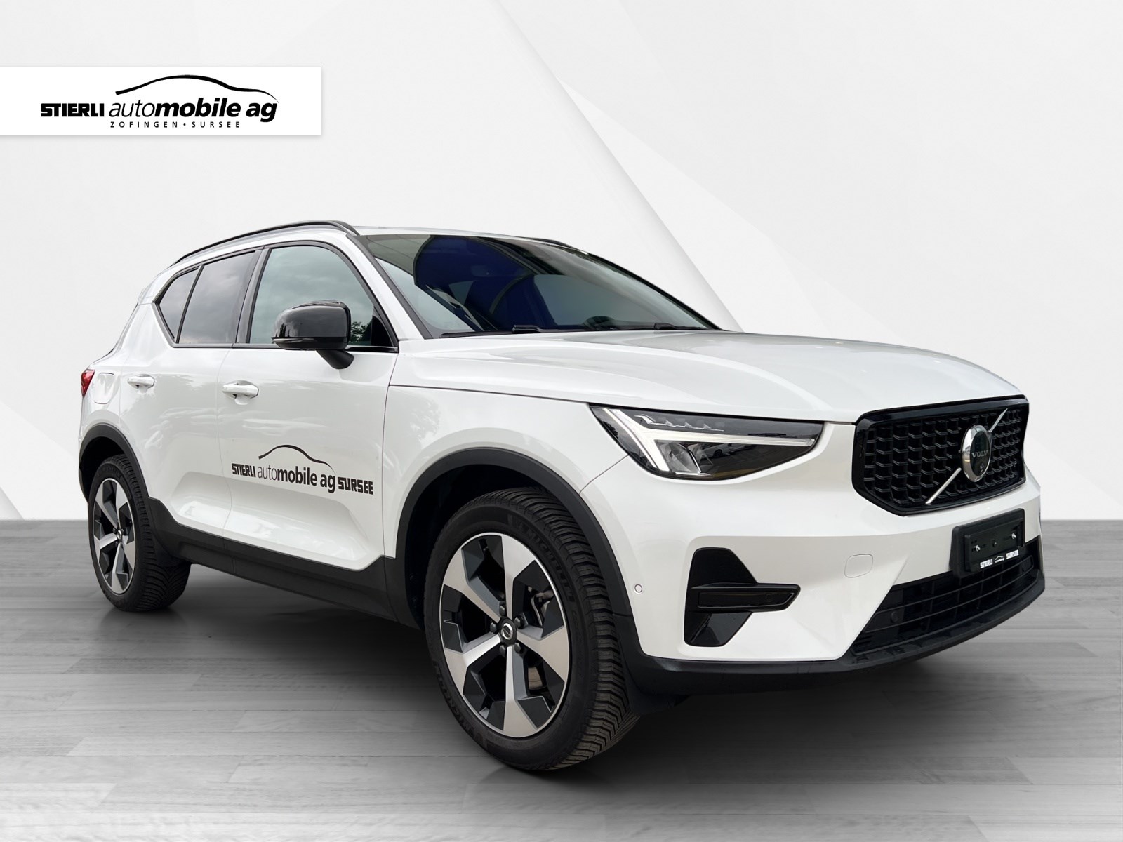 VOLVO XC40 2.0 B4 MH Plus Dark-showroom-element-2