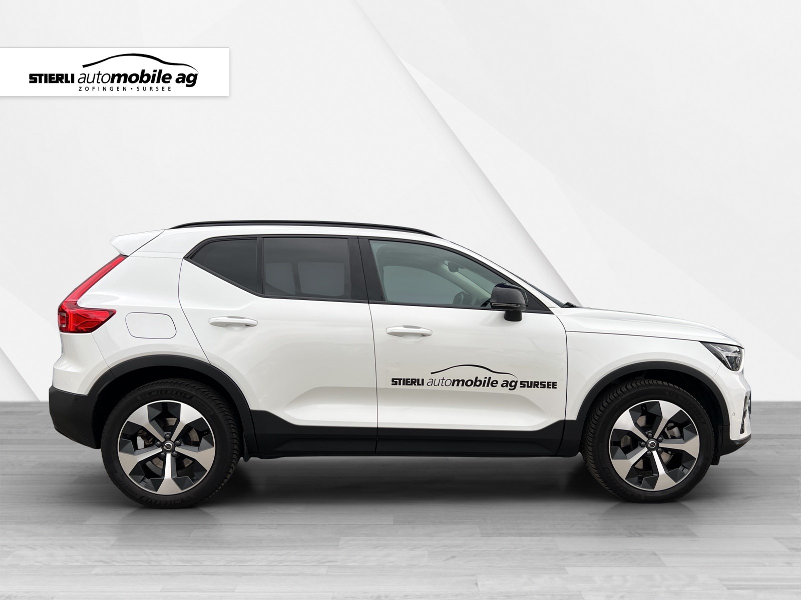 VOLVO XC40 2.0 B4 MH Plus Dark-showroom-element-3