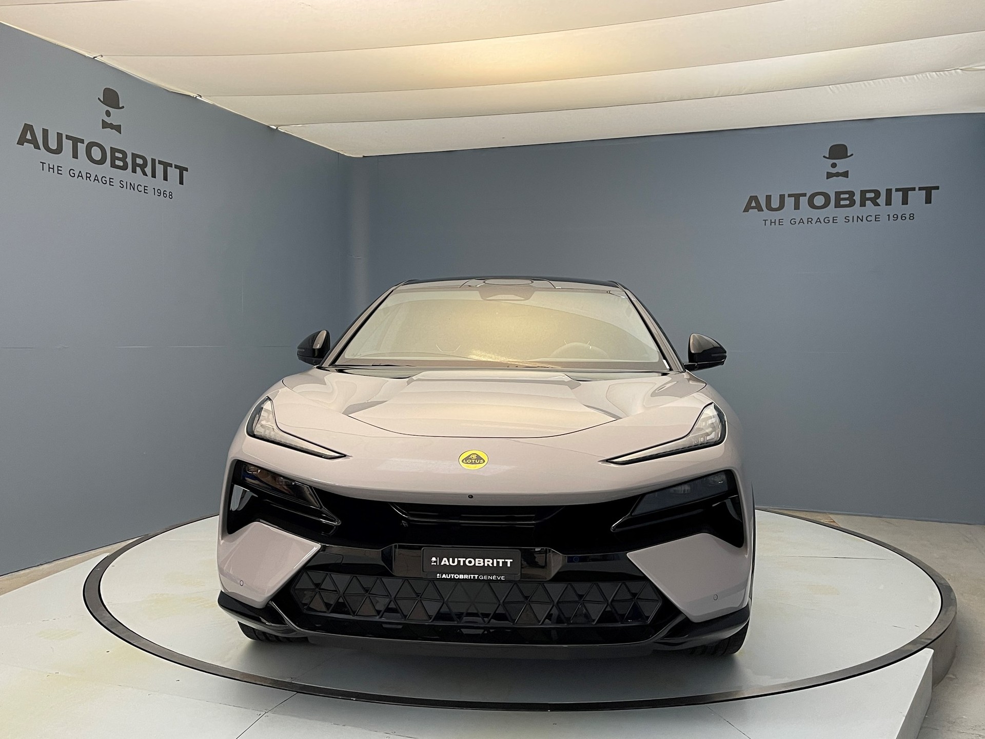 LOTUS Eletre S-showroom-element-1