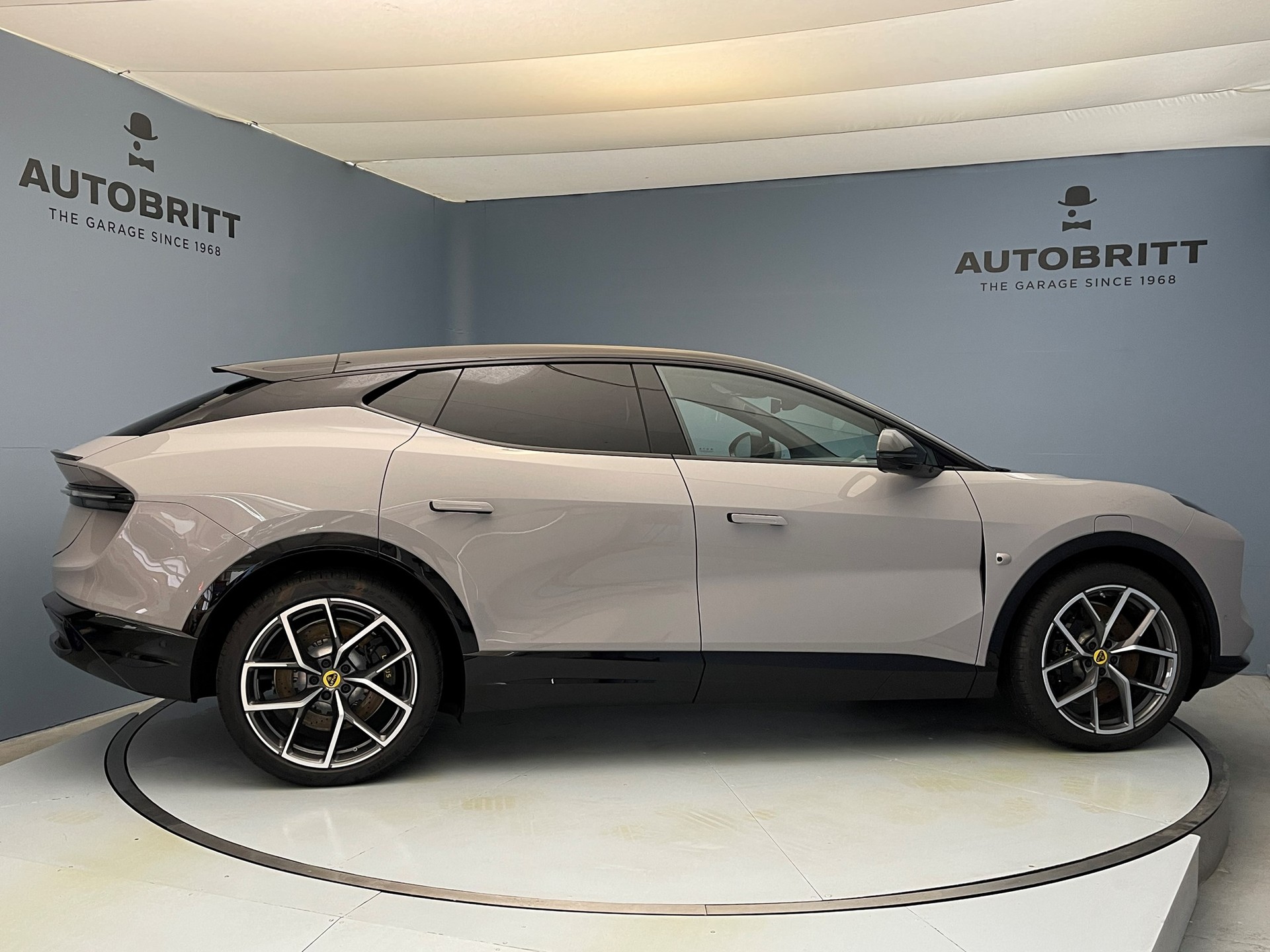 LOTUS Eletre S-showroom-element-2
