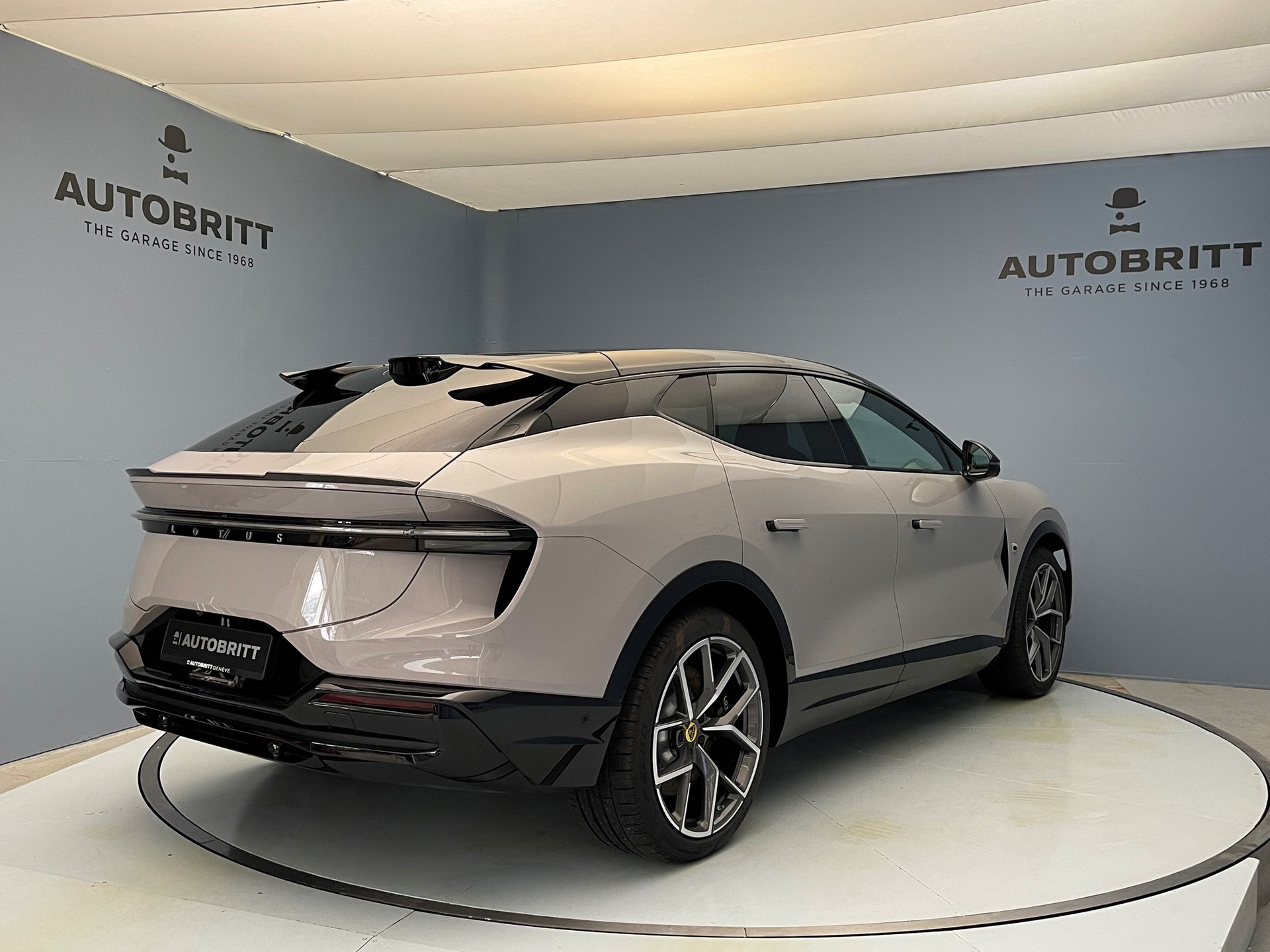 LOTUS Eletre S-showroom-element-3