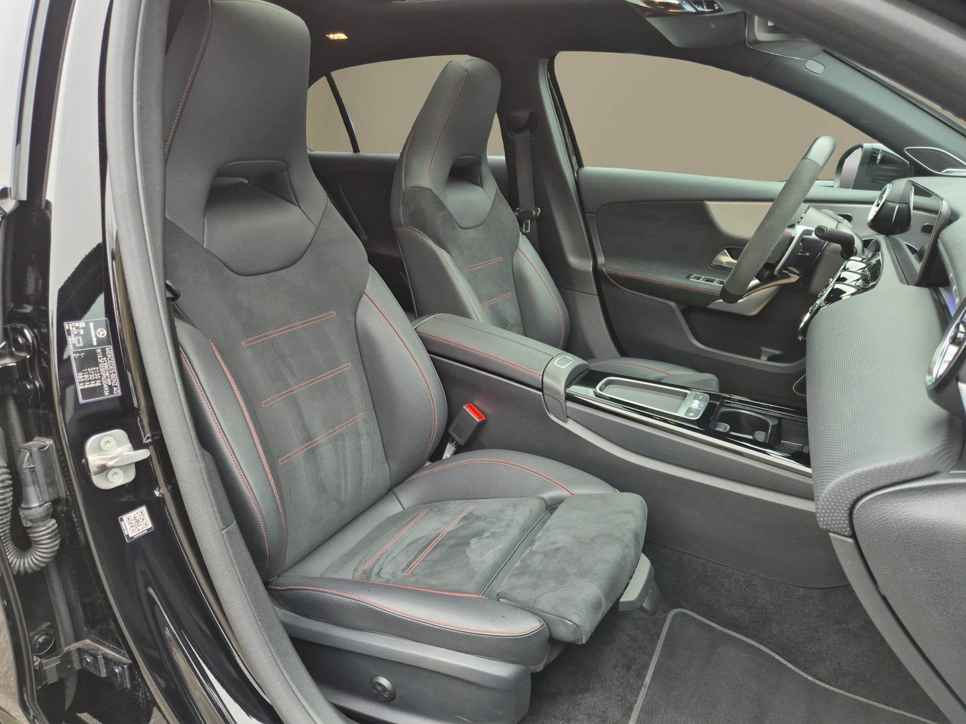MERCEDES-BENZ A 45 S AMG 4Matic+ Speedshift-image-14