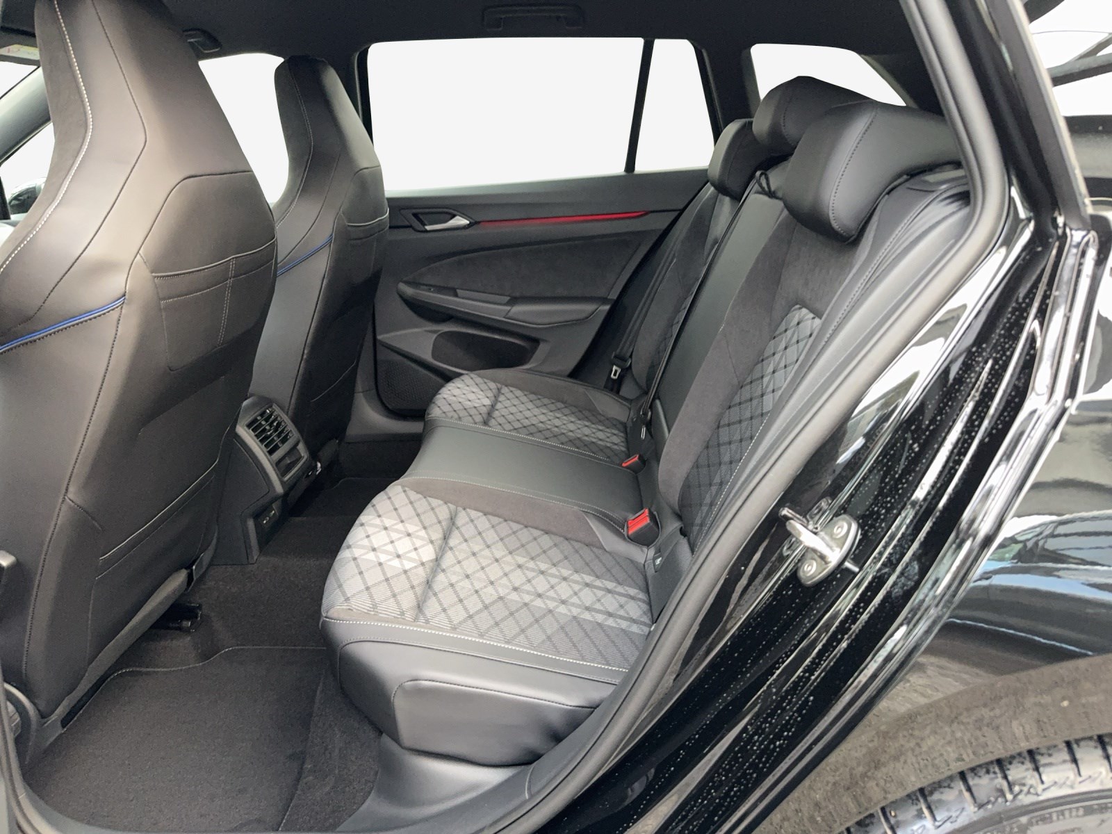 VW Golf Variant 1.5 eTSI mHEV R-Line-image-11
