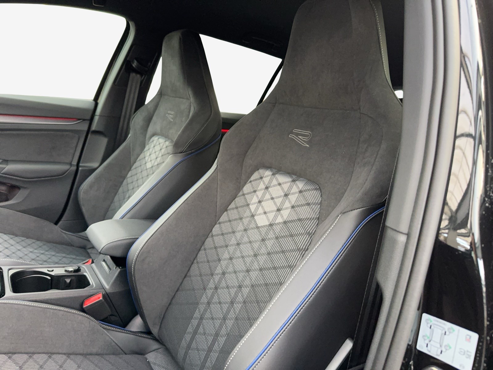 VW Golf Variant 1.5 eTSI mHEV R-Line-image-14