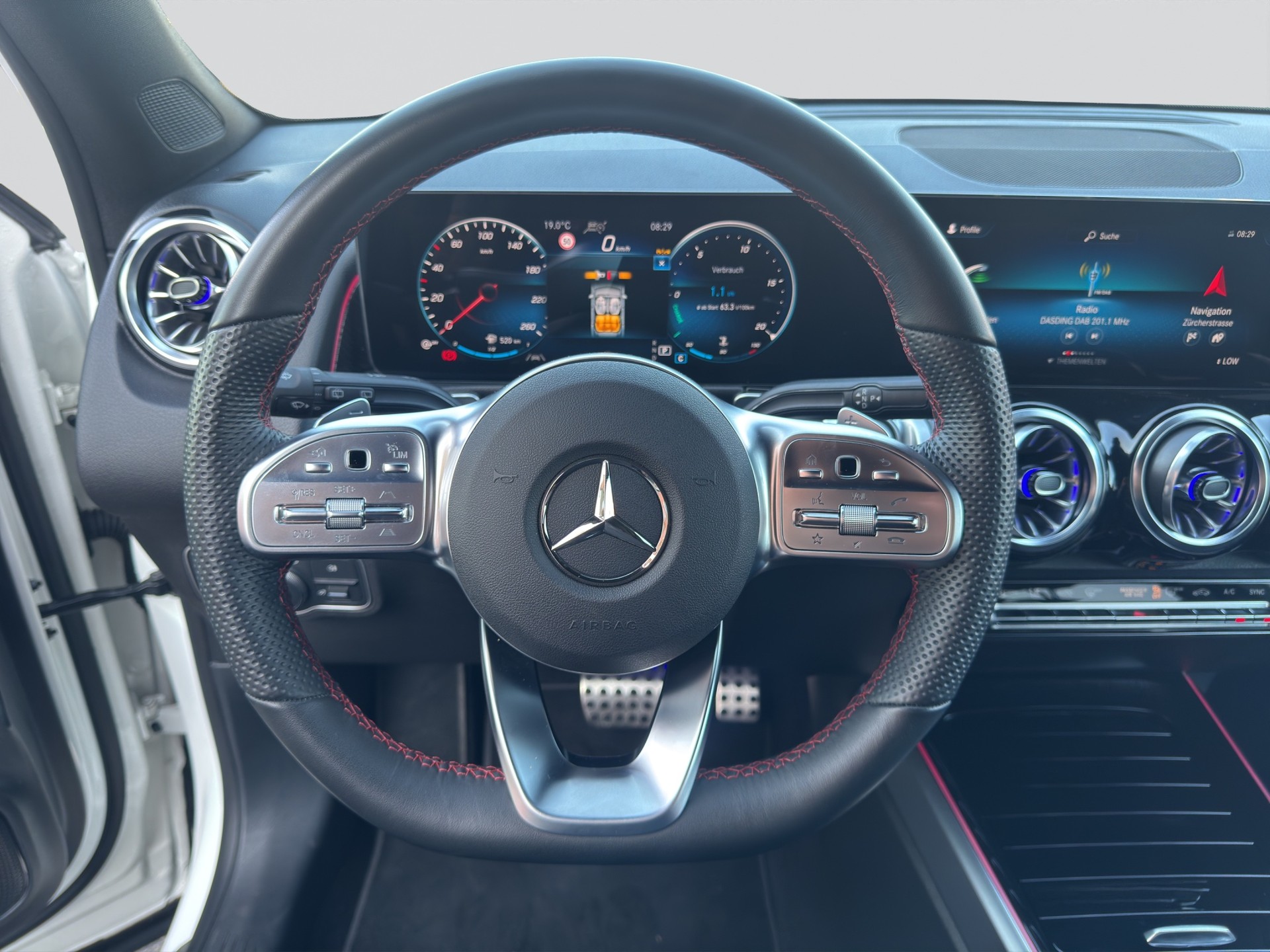 MERCEDES-BENZ GLB 200 4Matic AMG Line 8G-Tronic Night-image-12