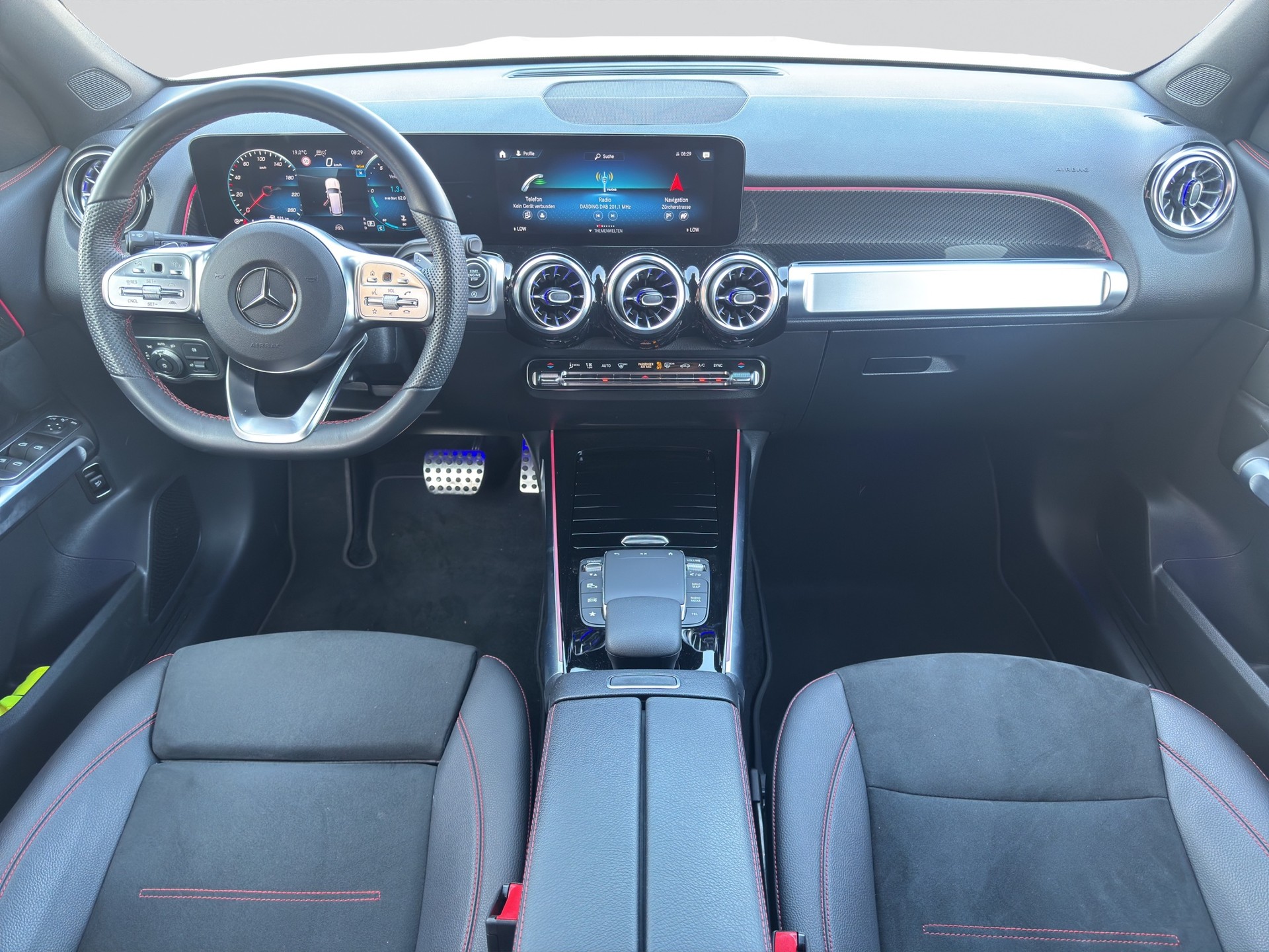 MERCEDES-BENZ GLB 200 4Matic AMG Line 8G-Tronic Night-image-11