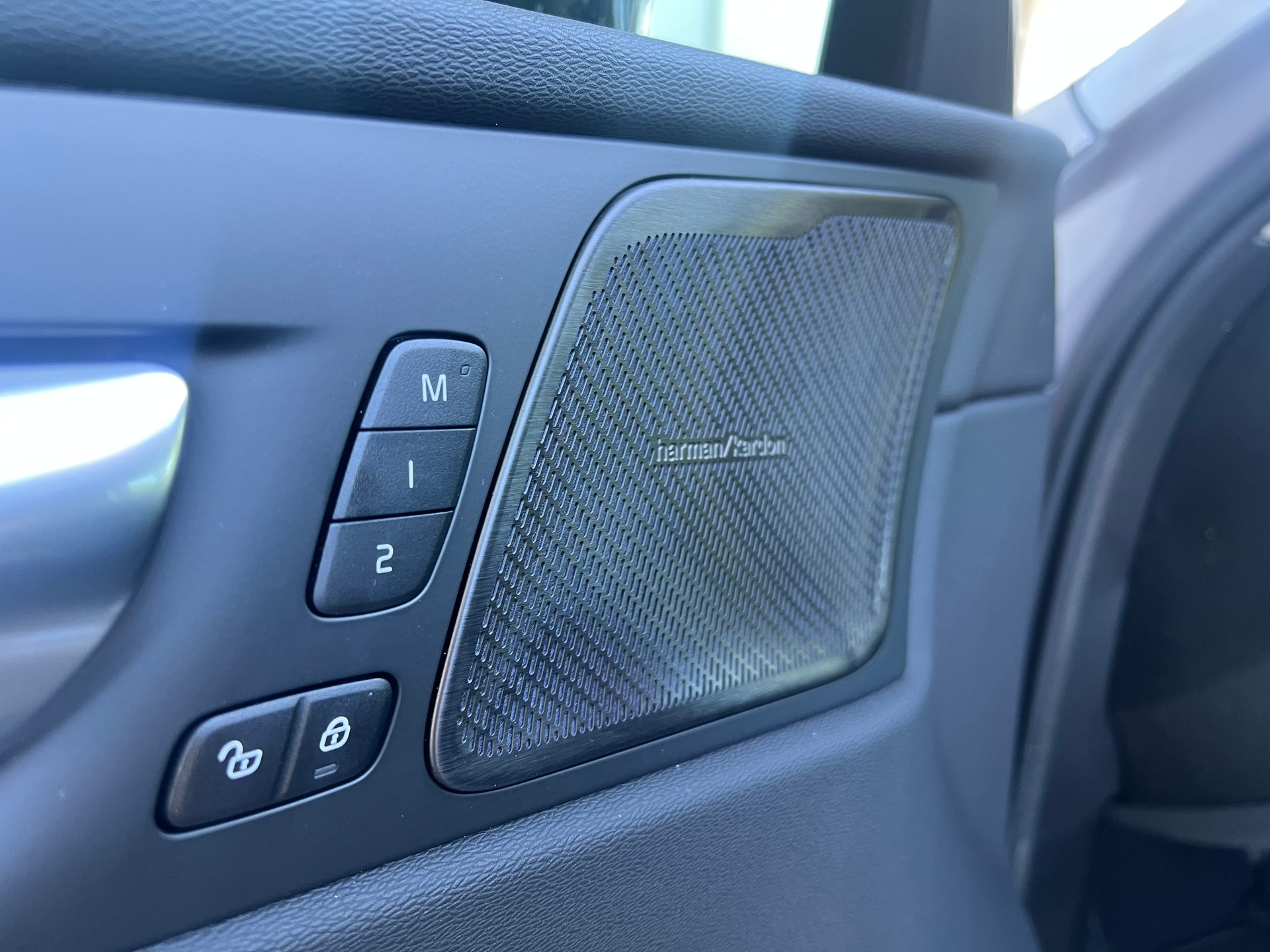 VOLVO XC60 T8 eAWD Ultra Dark Geartronic-image-12