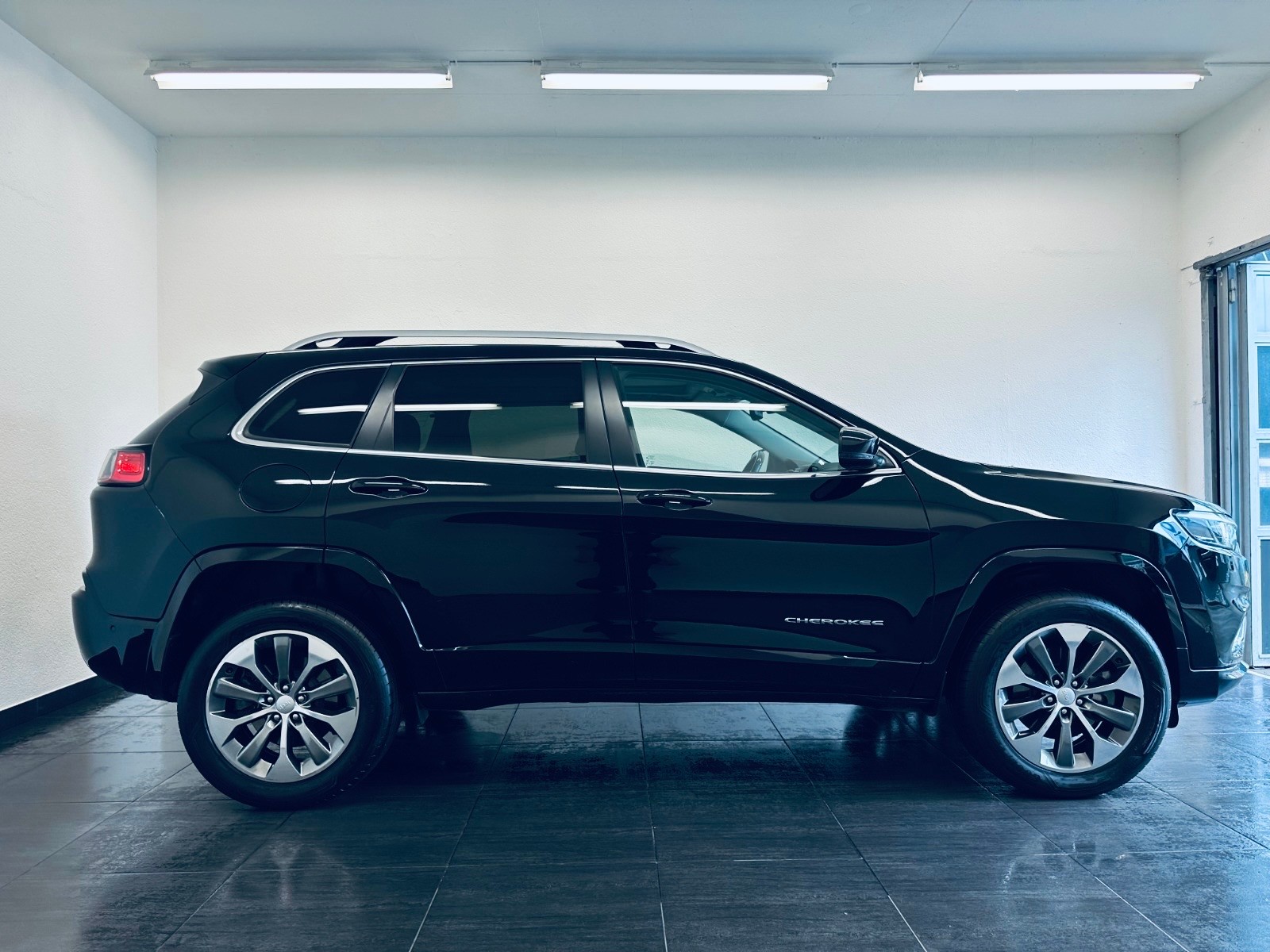 JEEP Cherokee 2.0 Overland AWD Drive I 9ATX-showroom-element-2