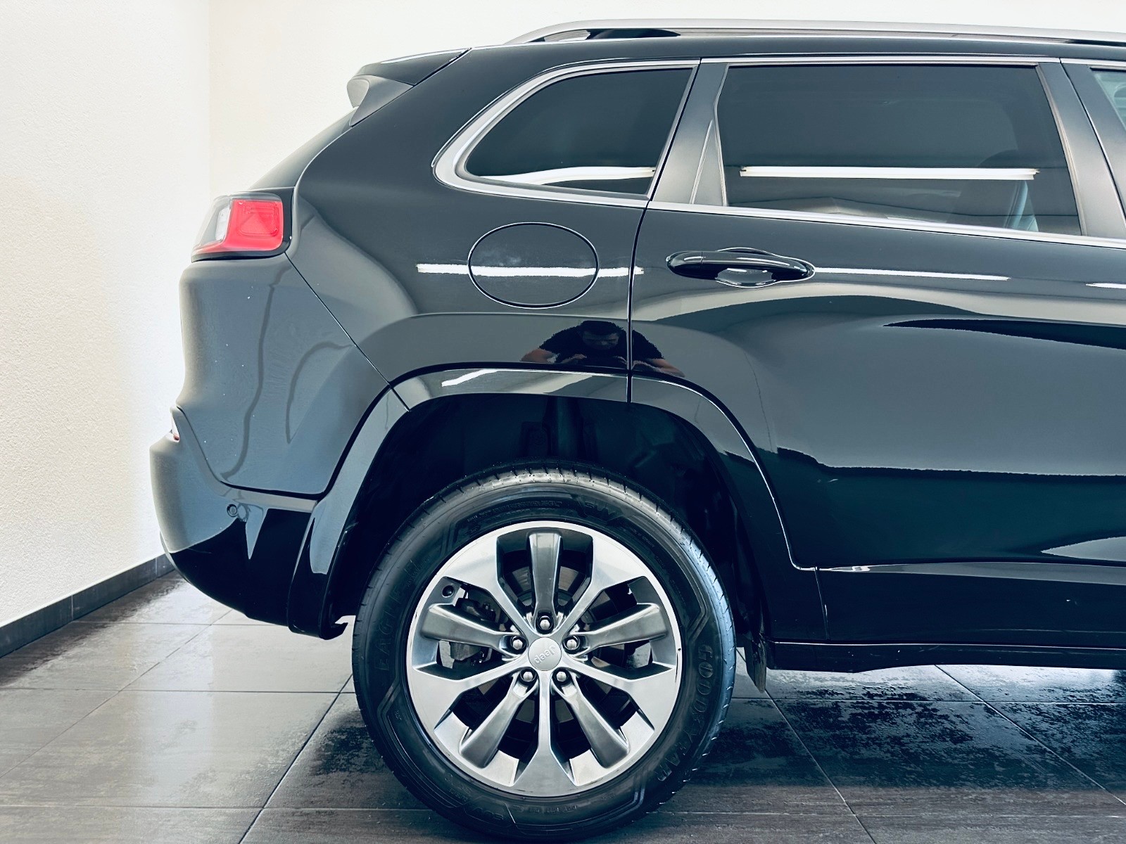 JEEP Cherokee 2.0 Overland AWD Drive I 9ATX-showroom-element-3