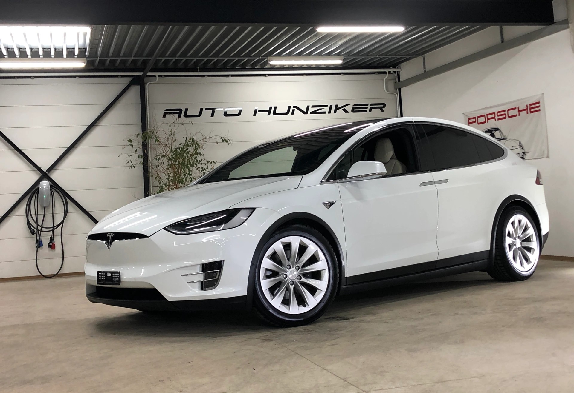 TESLA Model X Maximale-Reichweite 562PS Raven / 7 Plätze / Autopilot inkl. FSD