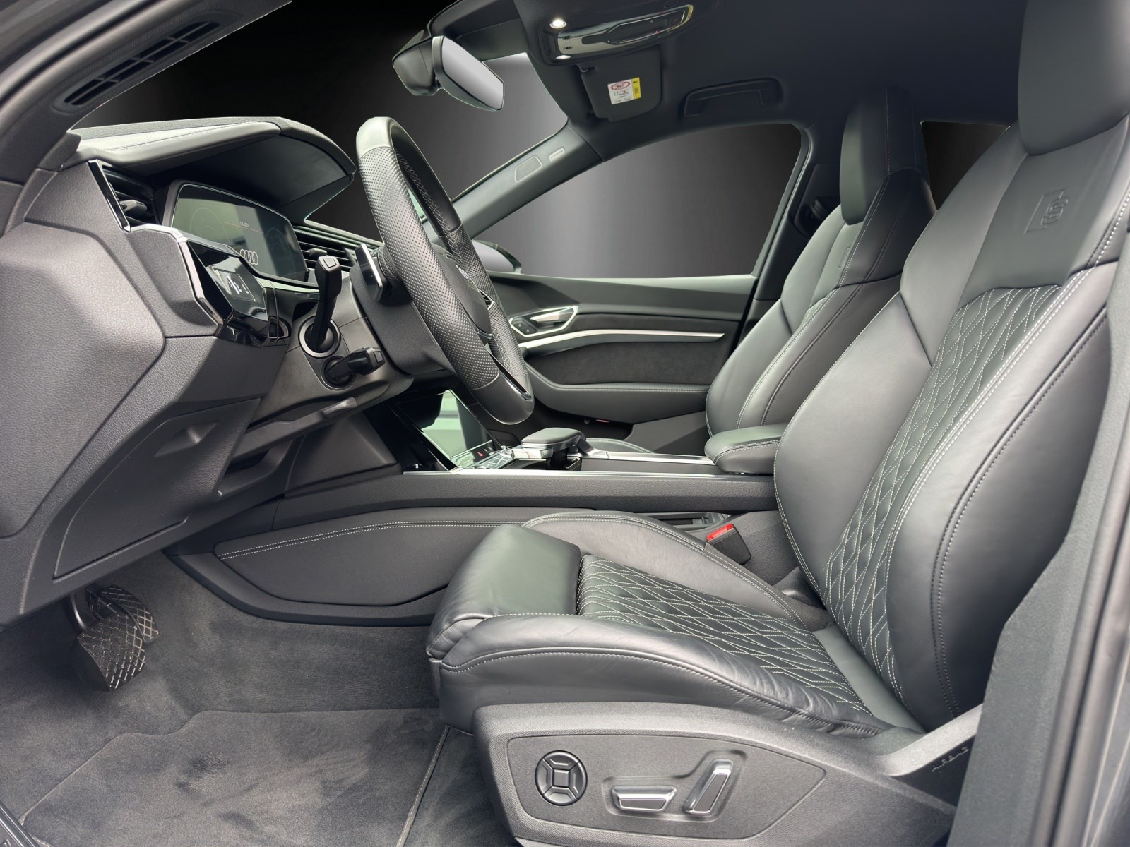 AUDI e-tron 55 Sportback S Line Black Edition quattro-image-9