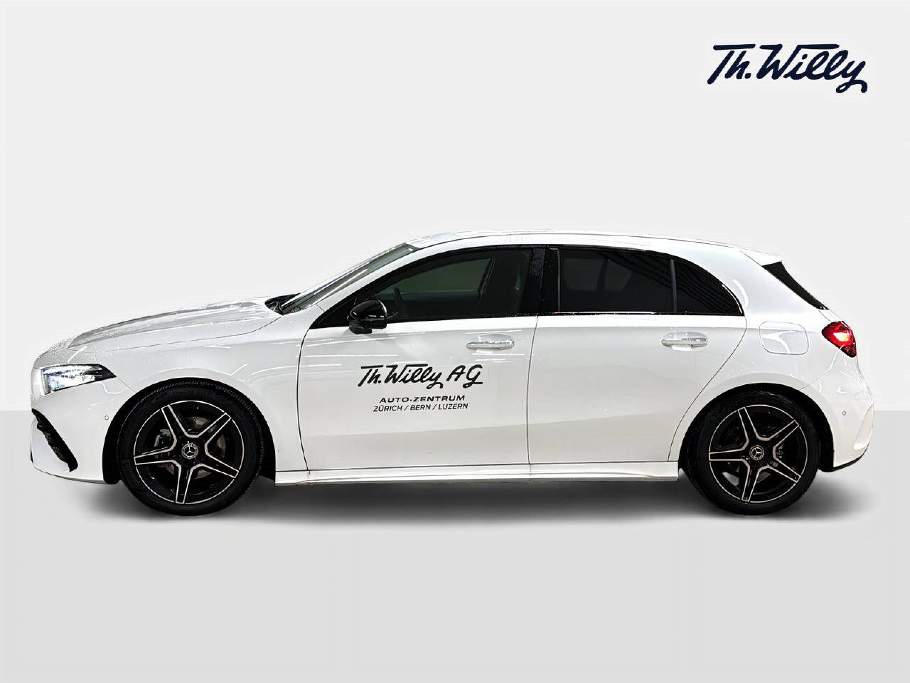MERCEDES-BENZ A 180 d AMG Line-showroom-element-1