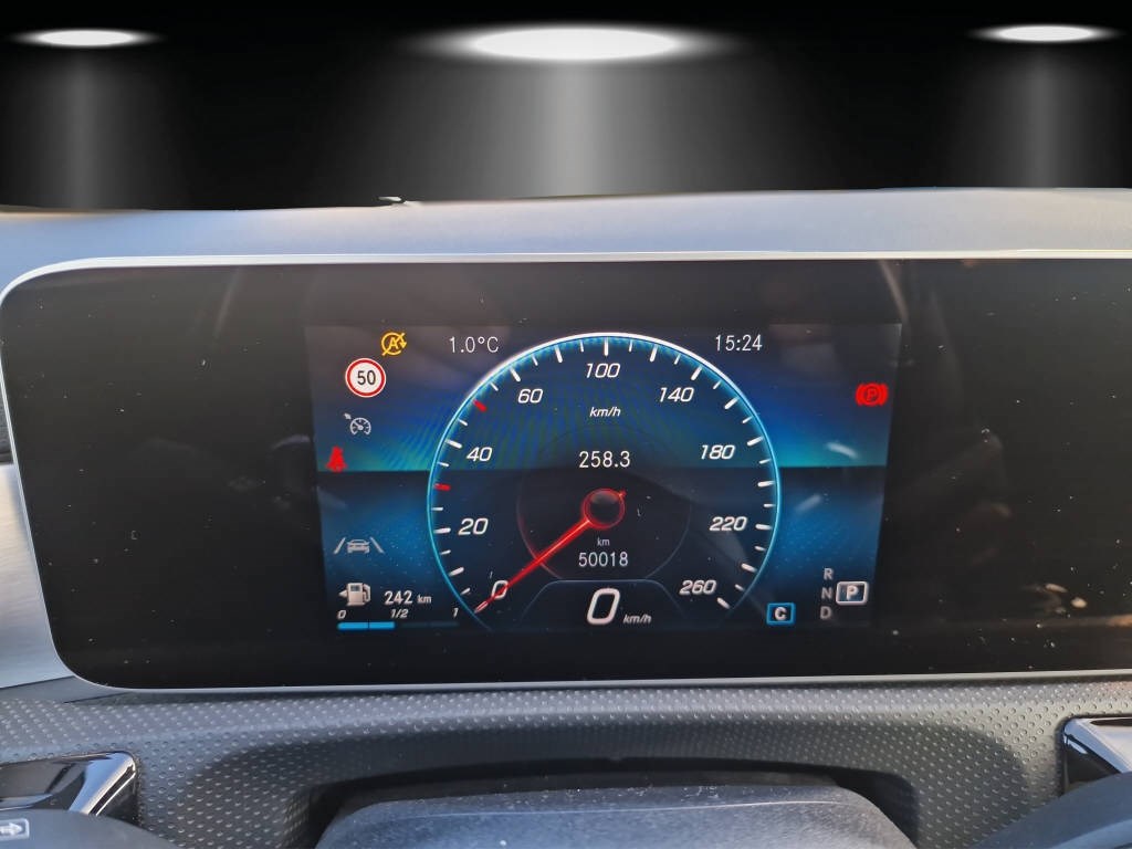 MERCEDES-BENZ CLA 250 AMG Line-image-13