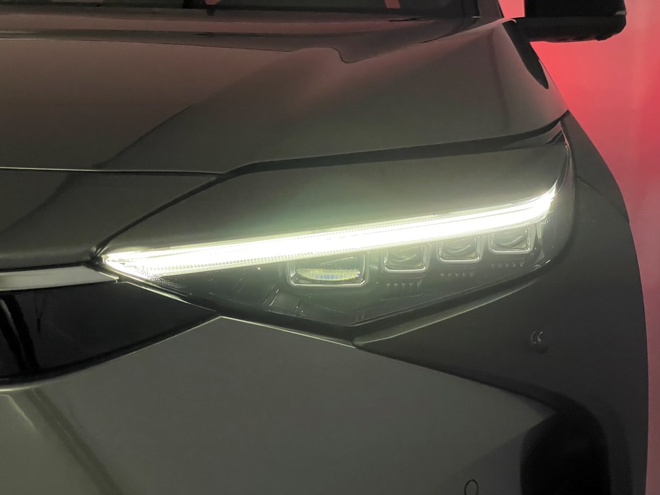 bZ4X Electric Premium AWD 11 kW OBC