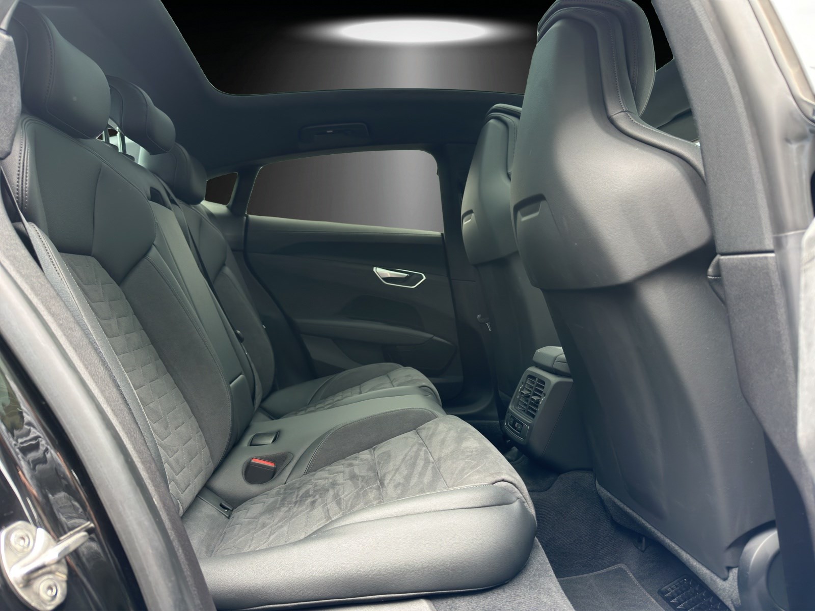 AUDI e-tron GT quattro-image-7