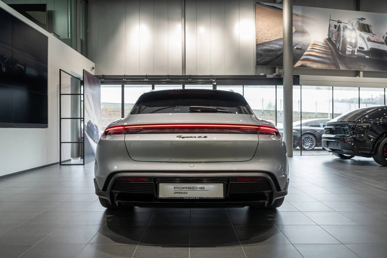 PORSCHE TAYCAN 4S Cross Turismo-showroom-element-3