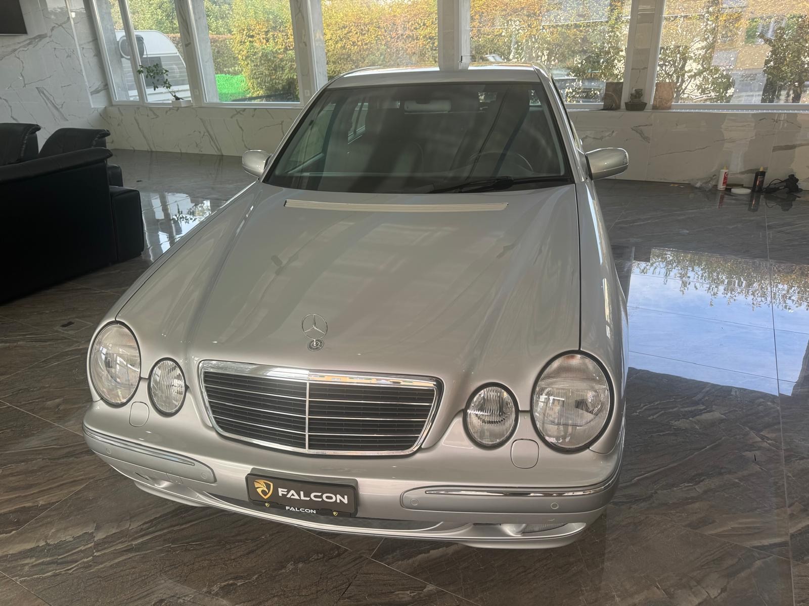 MERCEDES-BENZ E 240 Elégance-showroom-element-2