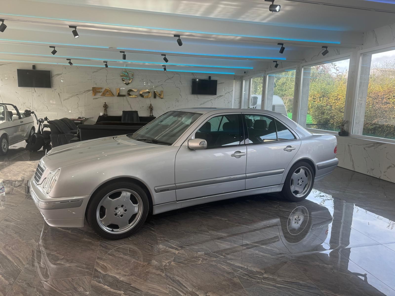 MERCEDES-BENZ E 240 Elégance-showroom-element-1