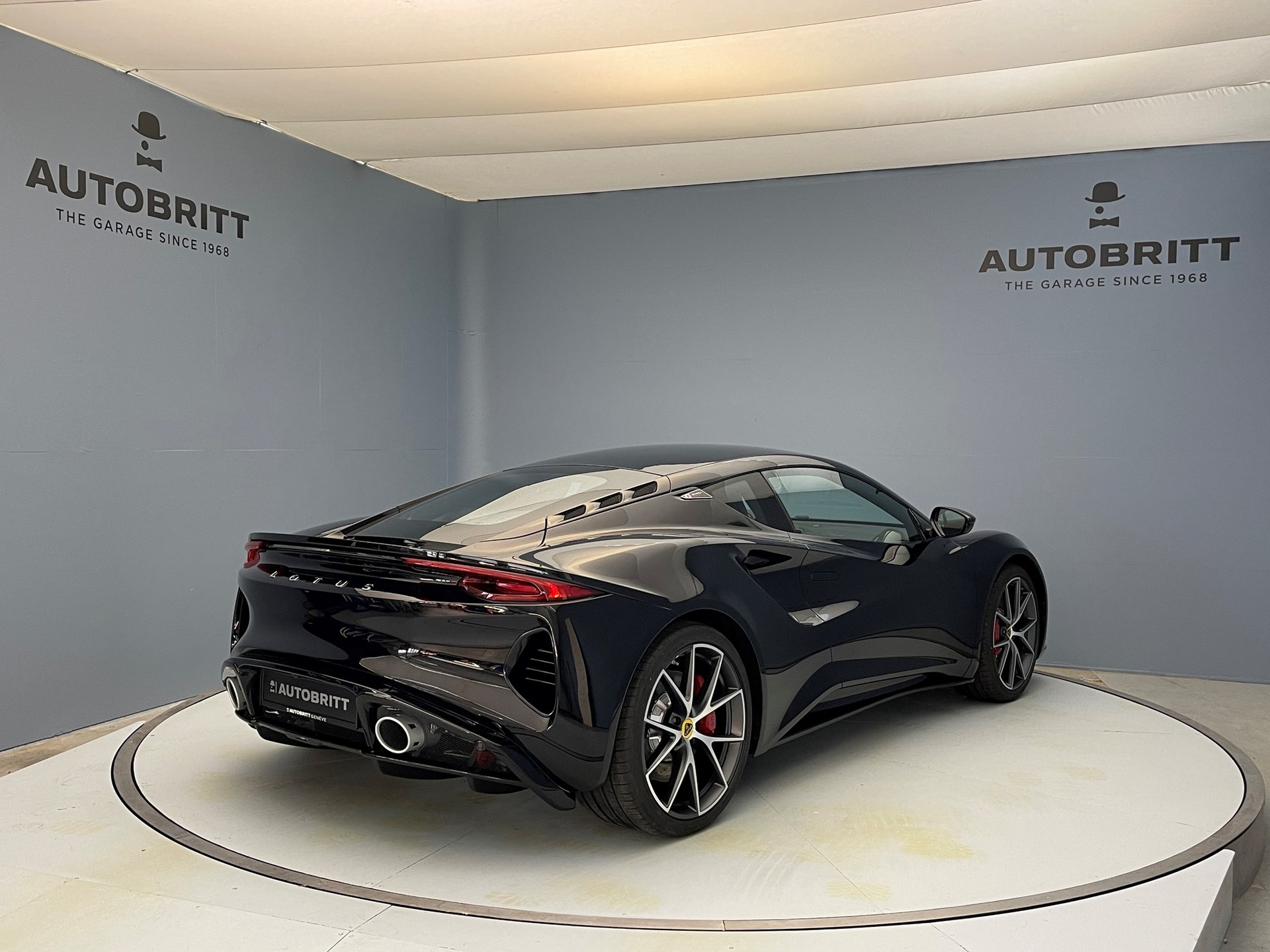 LOTUS Emira 2.0 I4 First Edition-showroom-element-2