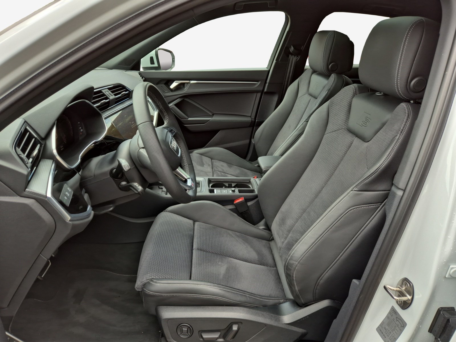 AUDI Q3 Sportback 45 TFSI S line quattro-image-6