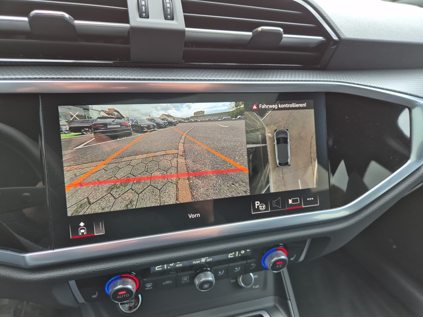 AUDI Q3 Sportback 45 TFSI S line quattro-image-8
