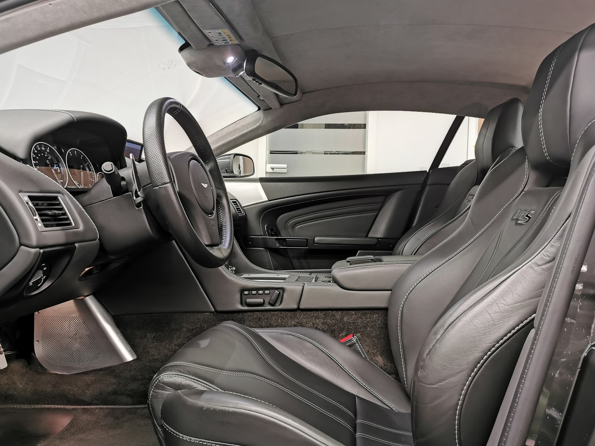 ASTON MARTIN DBS Coupé QUANTUM OF SOLACE JAMES BOND EDITION 4 SITZER-image-11