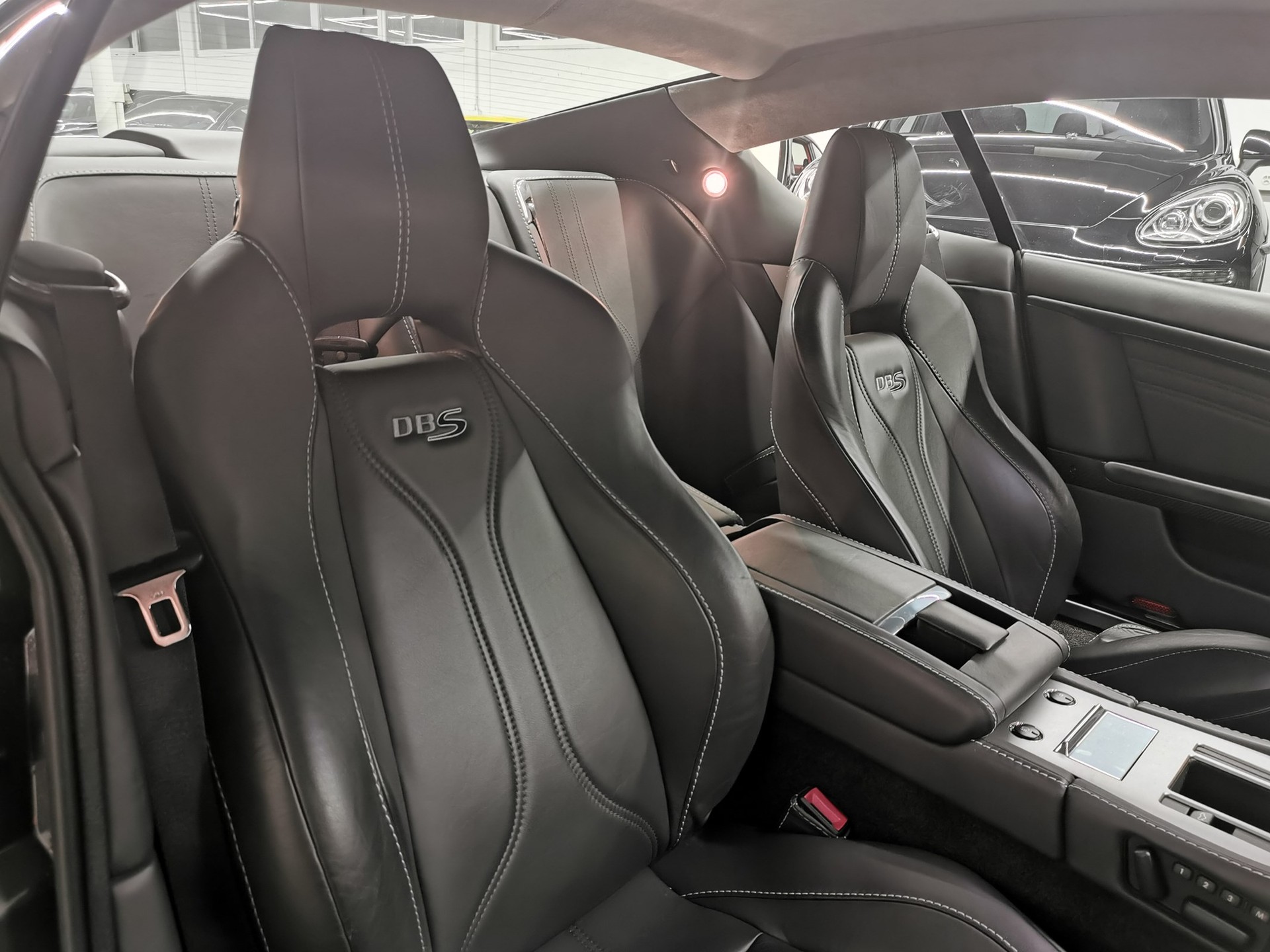 ASTON MARTIN DBS Coupé QUANTUM OF SOLACE JAMES BOND EDITION 4 SITZER-image-10
