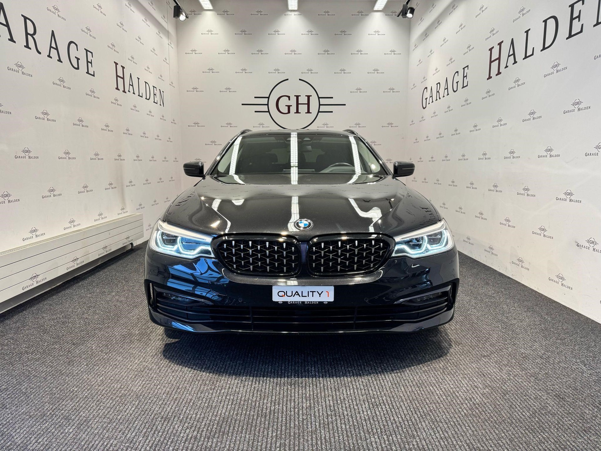 BMW 530d xDrive Touring-showroom-element-1
