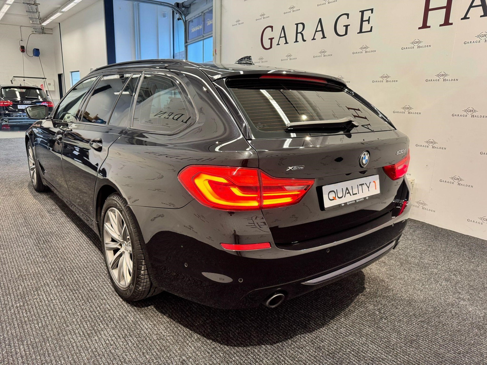 BMW 530d xDrive Touring-showroom-element-3