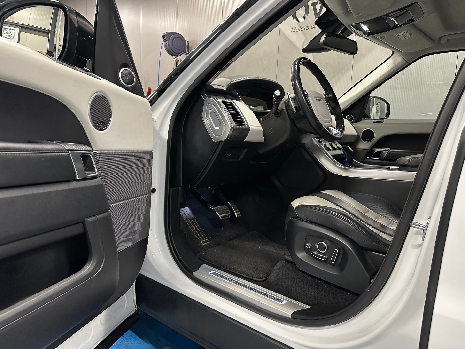 LAND ROVER Range Rover Sport 5.0 V8 SVR-image-11