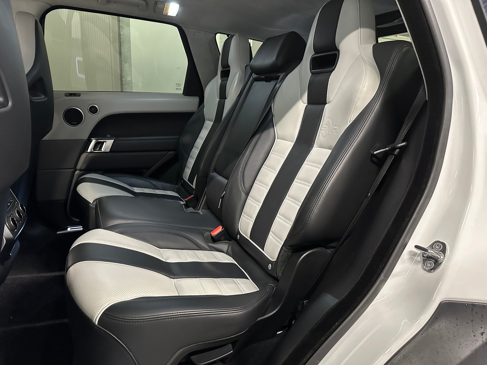 LAND ROVER Range Rover Sport 5.0 V8 SVR-image-9