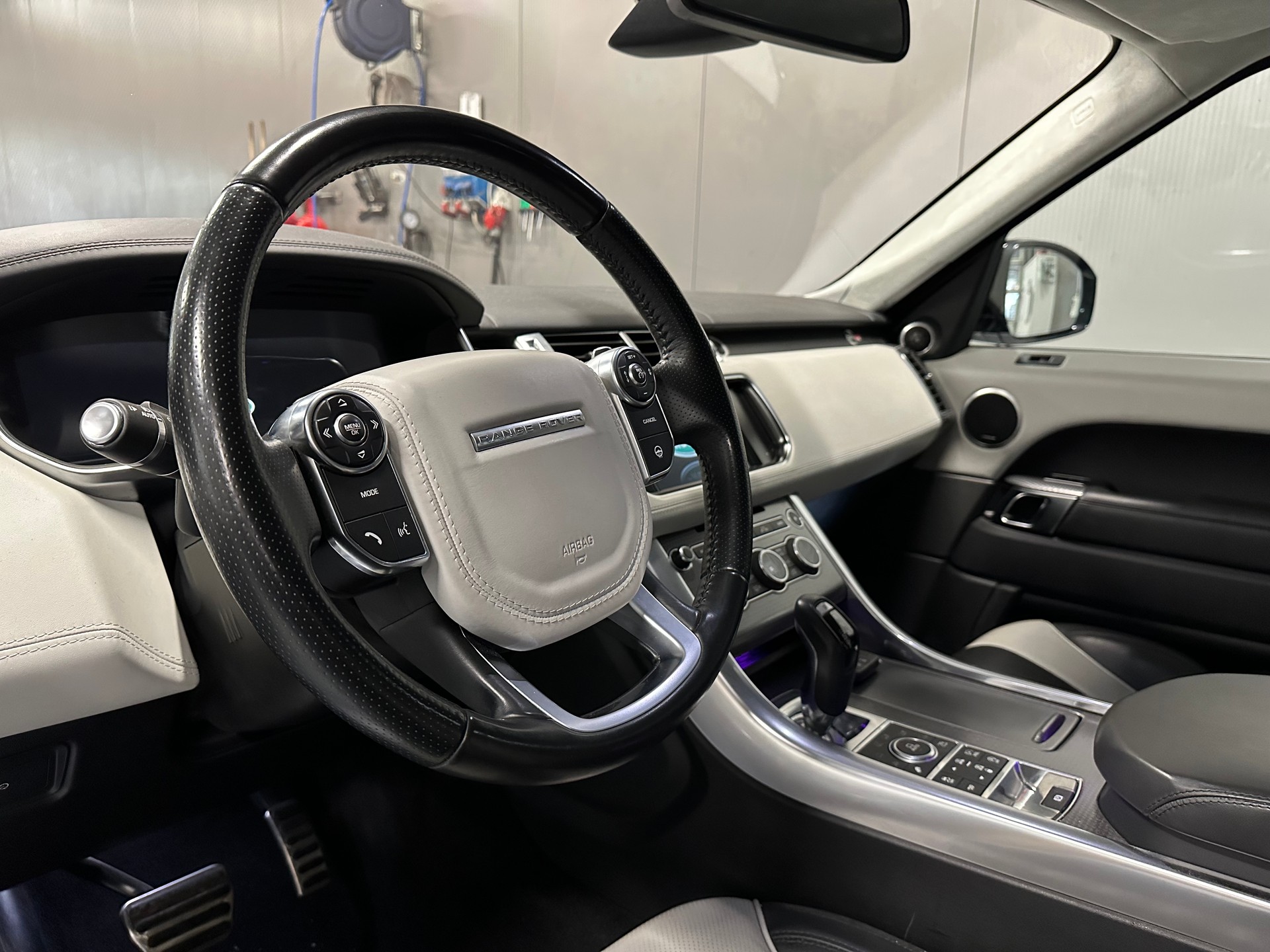 LAND ROVER Range Rover Sport 5.0 V8 SVR-image-10