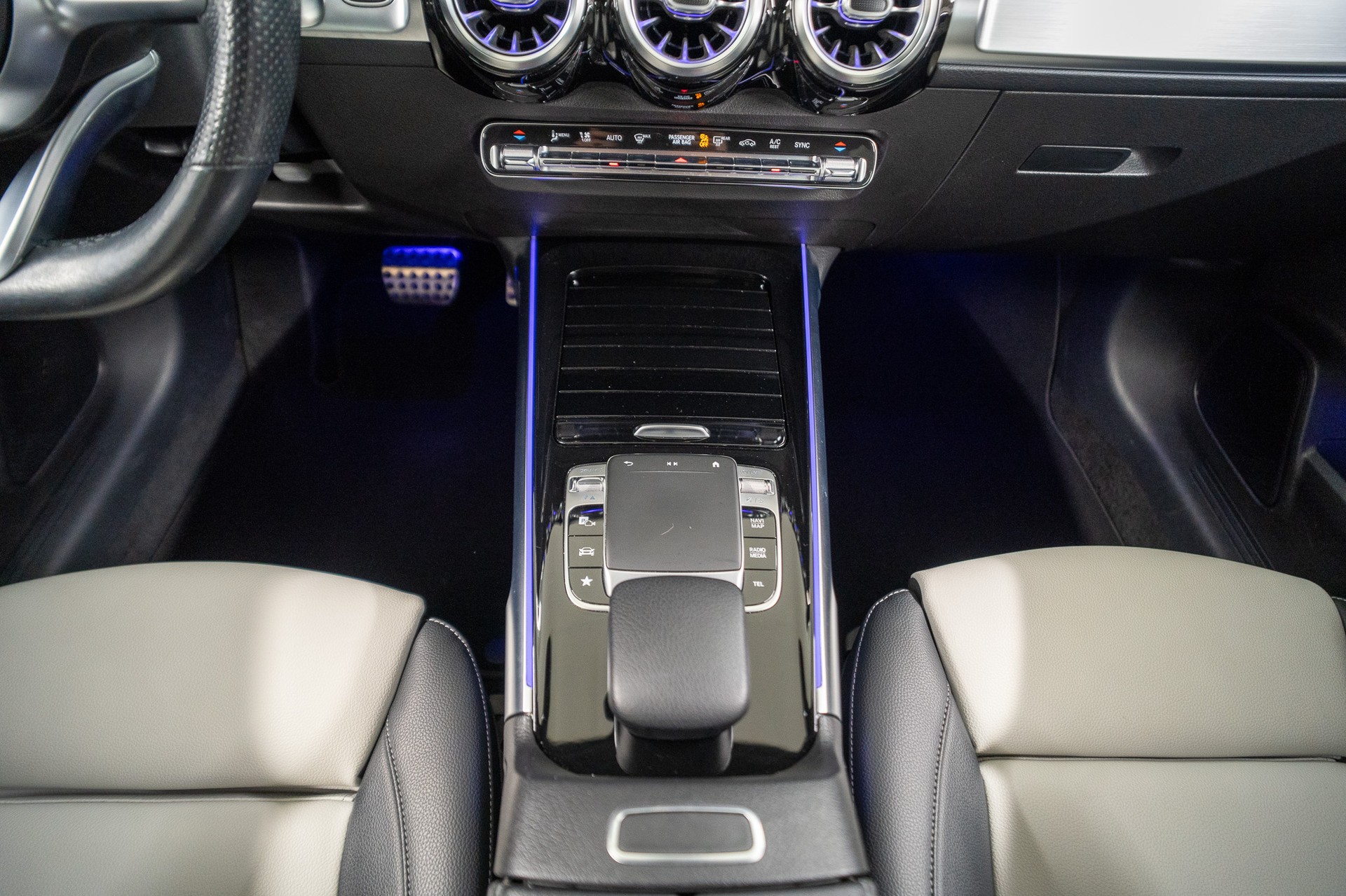 MERCEDES-BENZ GLB 200 d AMG Line 4matic-image-16