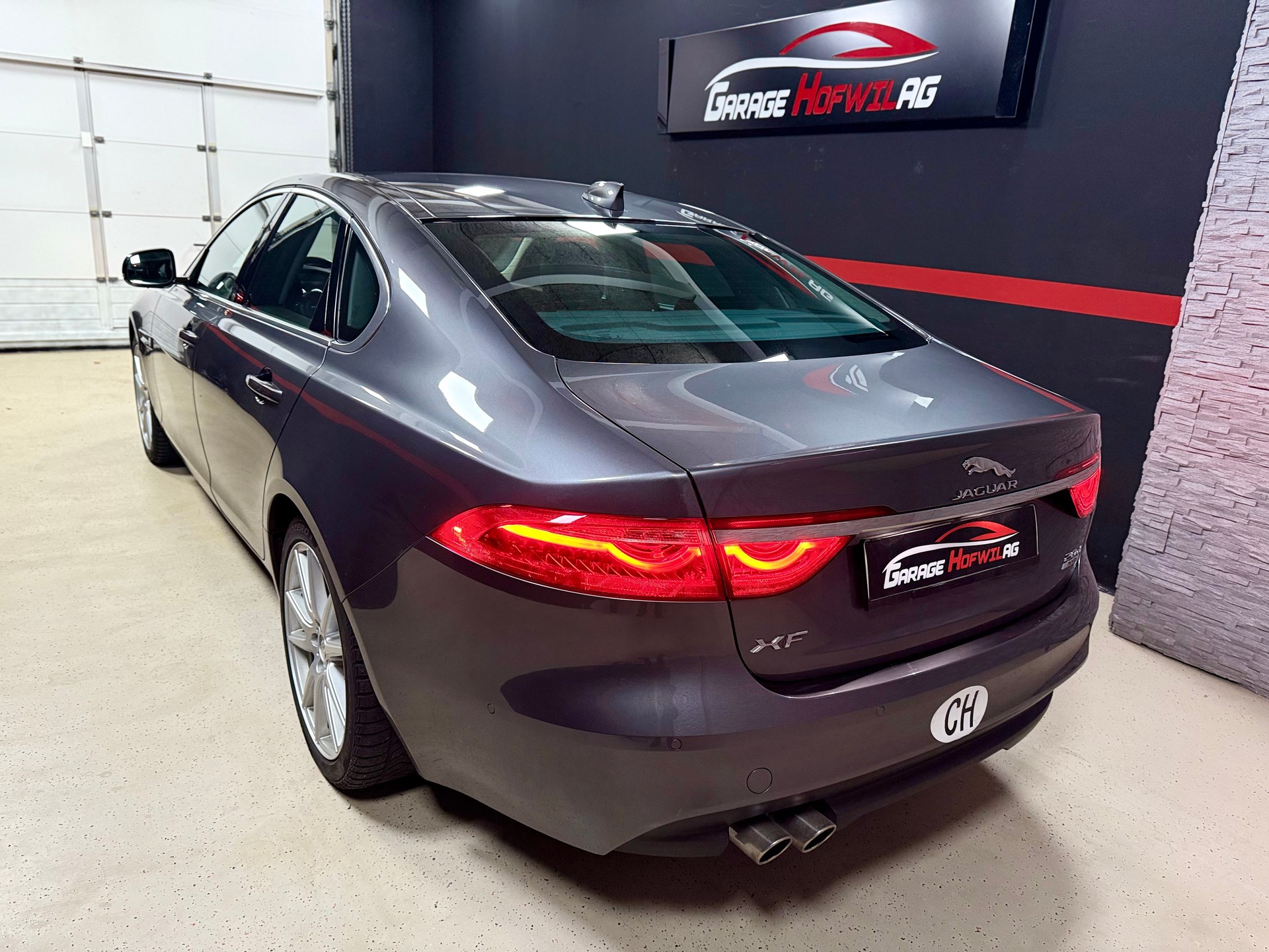 JAGUAR XF 20d R-Sport AWD Automatic-showroom-element-3