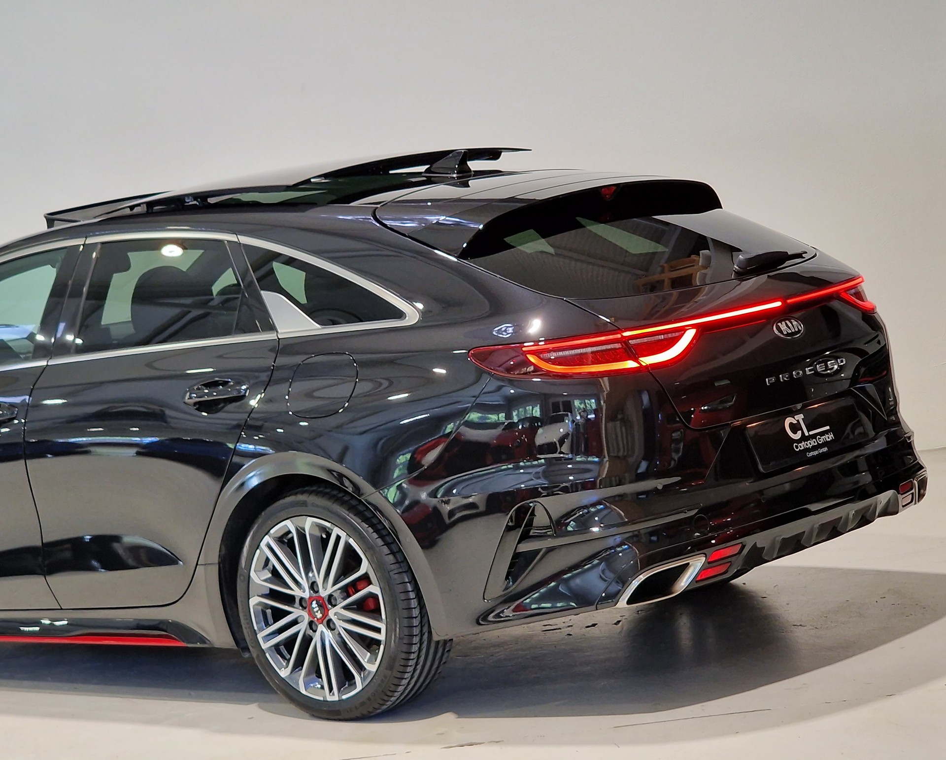 KIA ProCeed 1.6 T-GDi GT DCT-showroom-element-3
