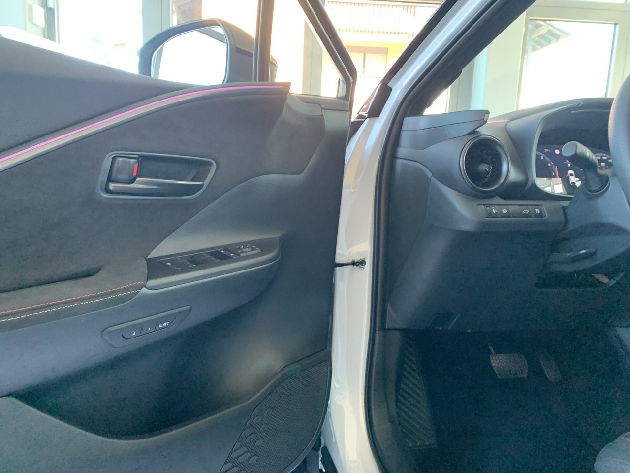 TOYOTA C-HR 2.0 HSD CVT GR Sport 4WD-image-12