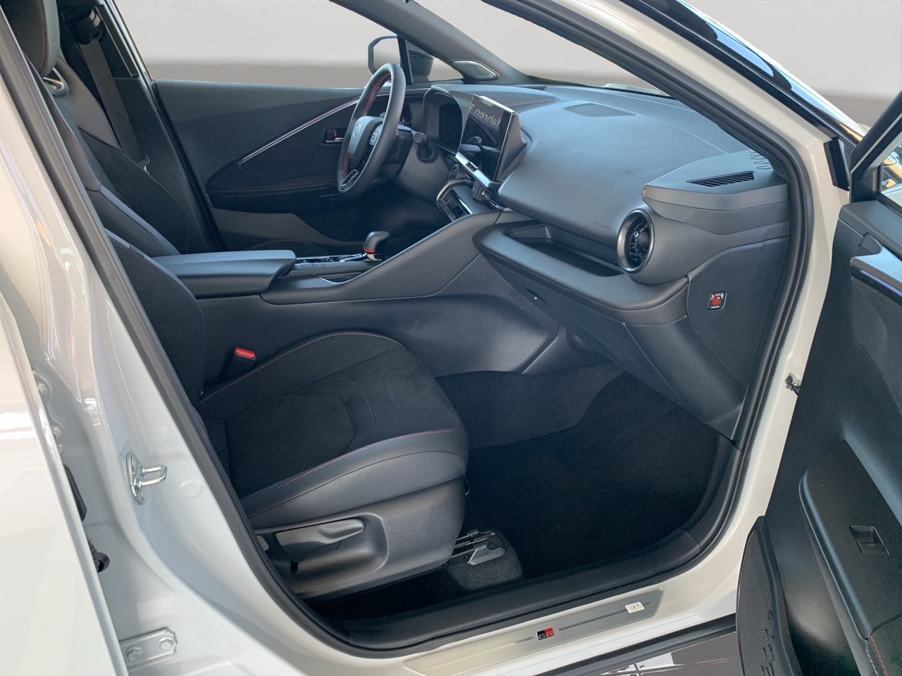TOYOTA C-HR 2.0 HSD CVT GR Sport 4WD-image-8