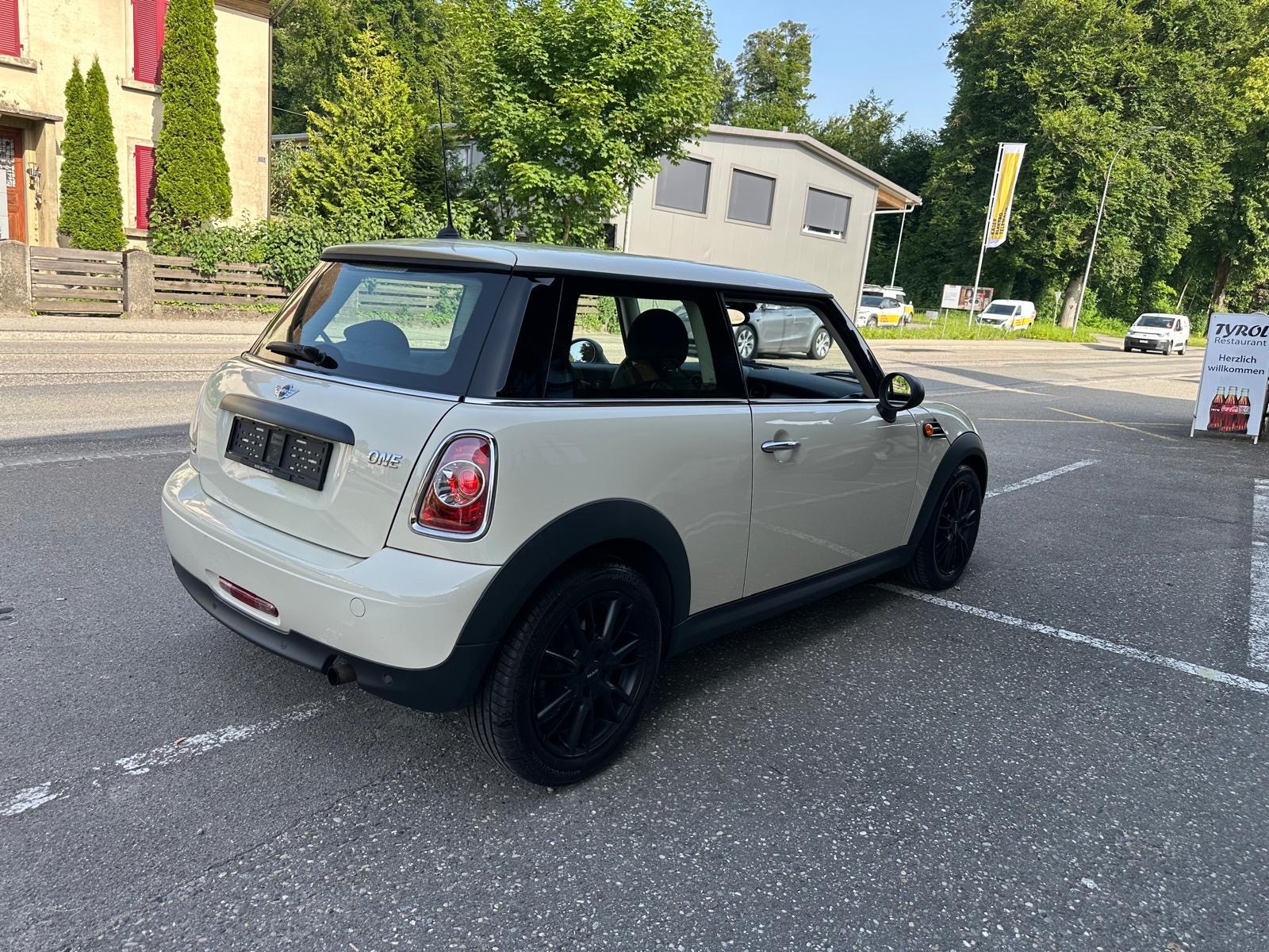 MINI One-showroom-element-3